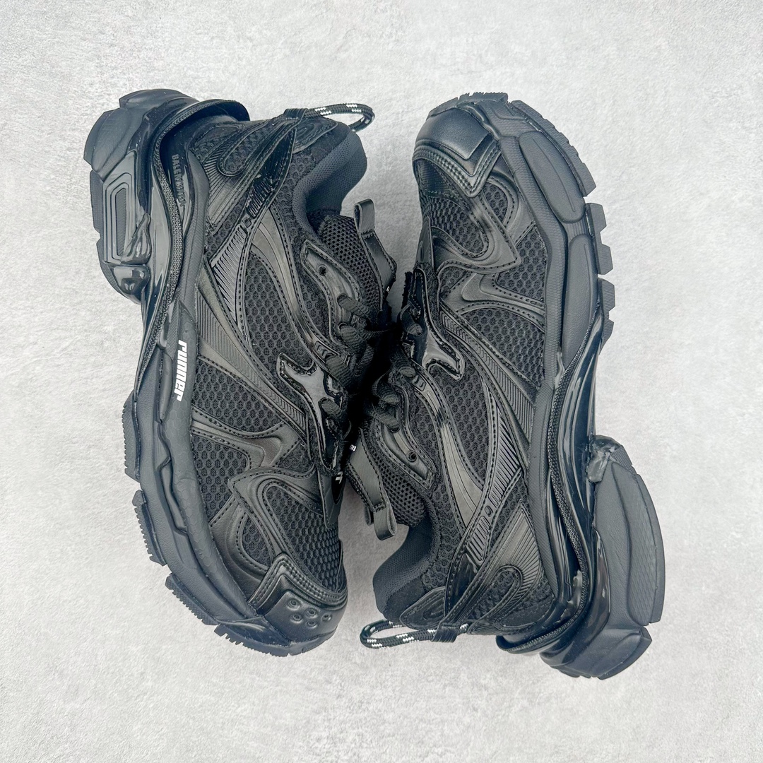 图片[3]-＃纯原 BALENCIAGA Runner Sneaker 巴黎世家七代慢跑系列低帮复古野跑潮流运动鞋老爹鞋 尼龙和网布材质 磨损效果 鞋头边缘印有尺码 背面浮印尺码 外侧印有跑者徽标 鞋舌刺绣 Balenciaga 品牌标识 鞋跟背面 Balenciaga品牌标识 材质采用65%聚氨酯、35%聚酯纤维 全新 Runner 鞋型轮廓借鉴于 2000 年初的复古线条 搭载大网眼面料制成鞋面基础，由粉色、白色尼龍与橡胶质地覆盖鞋面诠释线条感 当中透过几道手缝线与折损痕更是精准的掌握历经时间淬炼的破旧痕迹 延续其手法至鞋领、鞋跟、鞋带、中底等部分均饰有破损及脏污之貌 尤其是鞋领处与鞋带孔眼条更是采用不规则做旧技术将内容物泡棉随机露出 尺码：35 36 37 38 39 40 41 42 43 44 45 46-选品中心