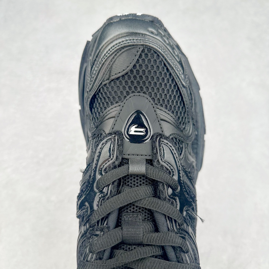 图片[4]-＃纯原 BALENCIAGA Runner Sneaker 巴黎世家七代慢跑系列低帮复古野跑潮流运动鞋老爹鞋 尼龙和网布材质 磨损效果 鞋头边缘印有尺码 背面浮印尺码 外侧印有跑者徽标 鞋舌刺绣 Balenciaga 品牌标识 鞋跟背面 Balenciaga品牌标识 材质采用65%聚氨酯、35%聚酯纤维 全新 Runner 鞋型轮廓借鉴于 2000 年初的复古线条 搭载大网眼面料制成鞋面基础，由粉色、白色尼龍与橡胶质地覆盖鞋面诠释线条感 当中透过几道手缝线与折损痕更是精准的掌握历经时间淬炼的破旧痕迹 延续其手法至鞋领、鞋跟、鞋带、中底等部分均饰有破损及脏污之貌 尤其是鞋领处与鞋带孔眼条更是采用不规则做旧技术将内容物泡棉随机露出 尺码：35 36 37 38 39 40 41 42 43 44 45 46-选品中心