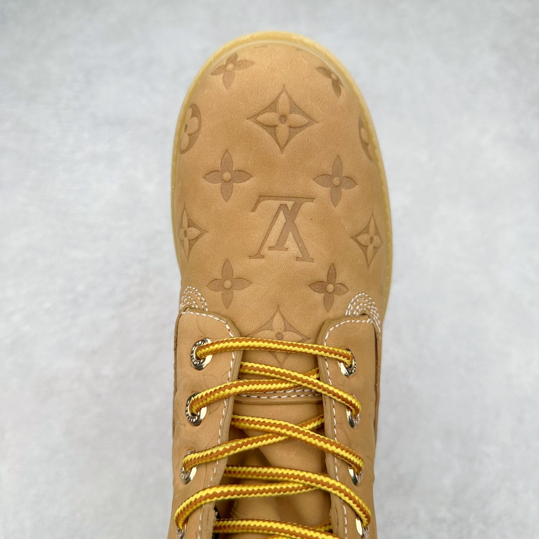 图片[4]-王嘉尔同款纯原 中山大厂出品 Louis Vuitton x Timberland lv王炸联名 Pharrell Williams充分发挥了作为Louis Vuitton创意总监的角色，与户外品牌Timberland展开合作。作为双方合作的开篇之作，这款鞋重新定义了 Timberland 6英寸大黄靴的经典设计 添柏岚/天伯伦 6英寸满印老花大黄靴，致敬1996年Grandmaster Flash经典黄靴造型 原厂五金开模鞋带扣 顶级工艺全新升级 中山大厂代工 原单进口皮料 独立私模大底，正确logo，非市面错误版本 原装一致全头层磨砂皮领口 全牛内里 全新原厂包装鞋盒 市场独家供应 货号： 1AD7YN 尺码：35 36 37 38 39 40 41 42 43 44 45-选品中心