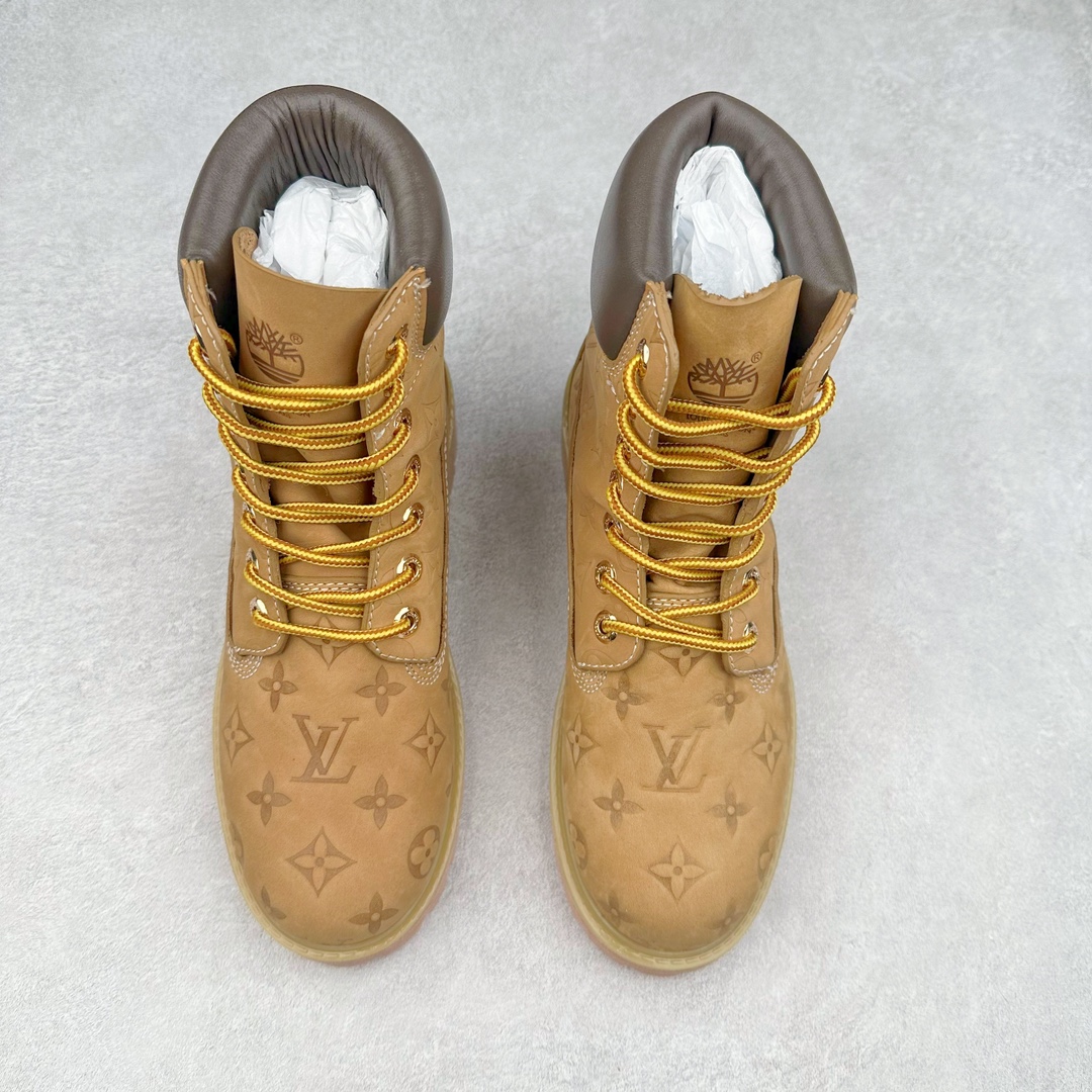 图片[2]-王嘉尔同款纯原 中山大厂出品 Louis Vuitton x Timberland lv王炸联名 Pharrell Williams充分发挥了作为Louis Vuitton创意总监的角色，与户外品牌Timberland展开合作。作为双方合作的开篇之作，这款鞋重新定义了 Timberland 6英寸大黄靴的经典设计 添柏岚/天伯伦 6英寸满印老花大黄靴，致敬1996年Grandmaster Flash经典黄靴造型 原厂五金开模鞋带扣 顶级工艺全新升级 中山大厂代工 原单进口皮料 独立私模大底，正确logo，非市面错误版本 原装一致全头层磨砂皮领口 全牛内里 全新原厂包装鞋盒 市场独家供应 货号： 1AD7YN 尺码：35 36 37 38 39 40 41 42 43 44 45-选品中心