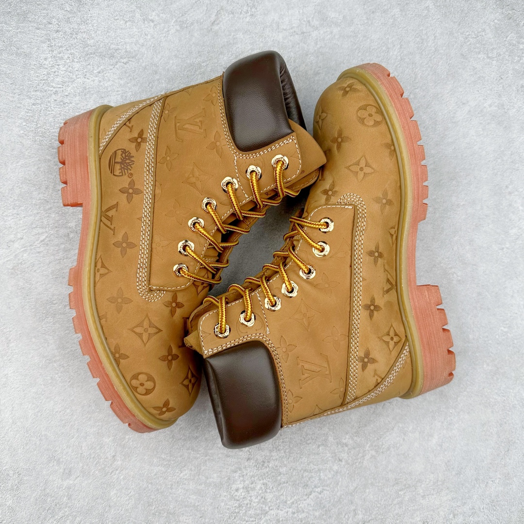 图片[3]-王嘉尔同款纯原 中山大厂出品 Louis Vuitton x Timberland lv王炸联名 Pharrell Williams充分发挥了作为Louis Vuitton创意总监的角色，与户外品牌Timberland展开合作。作为双方合作的开篇之作，这款鞋重新定义了 Timberland 6英寸大黄靴的经典设计 添柏岚/天伯伦 6英寸满印老花大黄靴，致敬1996年Grandmaster Flash经典黄靴造型 原厂五金开模鞋带扣 顶级工艺全新升级 中山大厂代工 原单进口皮料 独立私模大底，正确logo，非市面错误版本 原装一致全头层磨砂皮领口 全牛内里 全新原厂包装鞋盒 市场独家供应 货号： 1AD7YN 尺码：35 36 37 38 39 40 41 42 43 44 45-选品中心