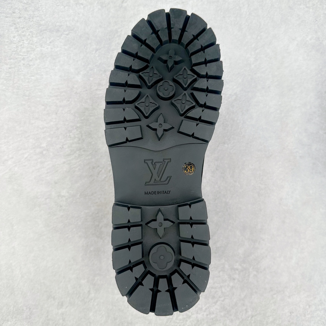 图片[9]-王嘉尔同款纯原 中山大厂出品 Louis Vuitton x Timberland lv王炸联名 Pharrell Williams充分发挥了作为Louis Vuitton创意总监的角色，与户外品牌Timberland展开合作。作为双方合作的开篇之作，这款鞋重新定义了 Timberland 6英寸大黄靴的经典设计 添柏岚/天伯伦 6英寸满印老花大黄靴，致敬1996年Grandmaster Flash经典黄靴造型 原厂五金开模鞋带扣 顶级工艺全新升级 中山大厂代工 原单进口皮料 独立私模大底，正确logo，非市面错误版本 原装一致全头层磨砂皮领口 全牛内里 全新原厂包装鞋盒 市场独家供应 货号： 1AD7YN 尺码：35 36 37 38 39 40 41 42 43 44 45-选品中心