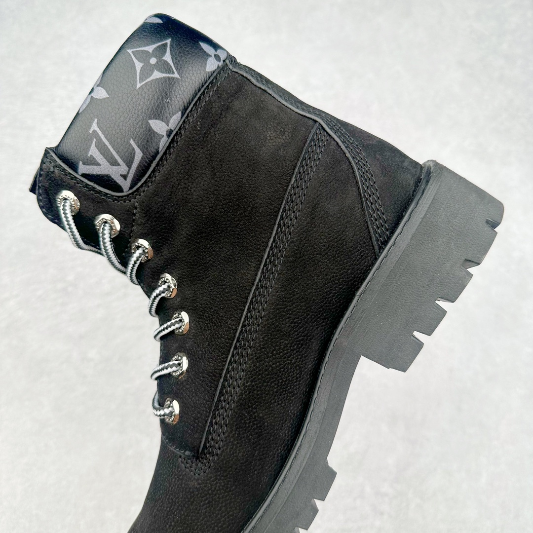 图片[7]-王嘉尔同款纯原 中山大厂出品 Louis Vuitton x Timberland lv王炸联名 Pharrell Williams充分发挥了作为Louis Vuitton创意总监的角色，与户外品牌Timberland展开合作。作为双方合作的开篇之作，这款鞋重新定义了 Timberland 6英寸大黄靴的经典设计 添柏岚/天伯伦 6英寸满印老花大黄靴，致敬1996年Grandmaster Flash经典黄靴造型 原厂五金开模鞋带扣 顶级工艺全新升级 中山大厂代工 原单进口皮料 独立私模大底，正确logo，非市面错误版本 原装一致全头层磨砂皮领口 全牛内里 全新原厂包装鞋盒 市场独家供应 货号： 1AD7YN 尺码：35 36 37 38 39 40 41 42 43 44 45-选品中心