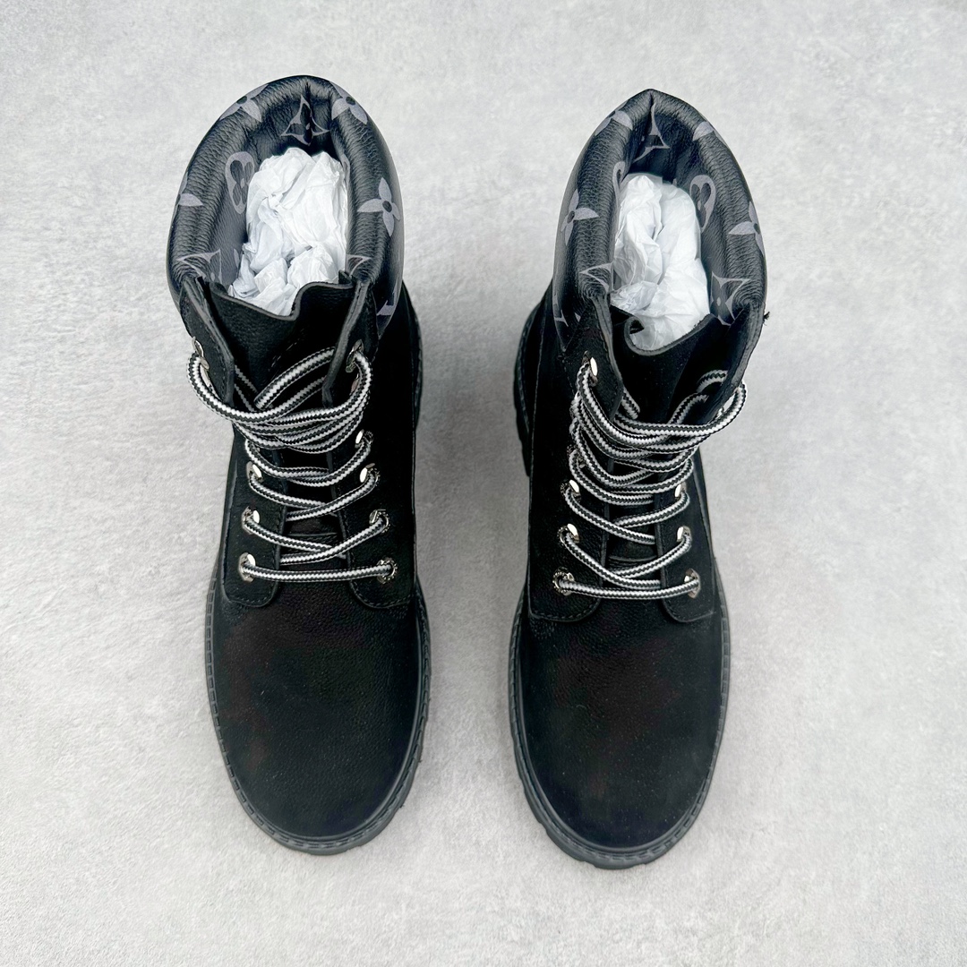 图片[2]-王嘉尔同款纯原 中山大厂出品 Louis Vuitton x Timberland lv王炸联名 Pharrell Williams充分发挥了作为Louis Vuitton创意总监的角色，与户外品牌Timberland展开合作。作为双方合作的开篇之作，这款鞋重新定义了 Timberland 6英寸大黄靴的经典设计 添柏岚/天伯伦 6英寸满印老花大黄靴，致敬1996年Grandmaster Flash经典黄靴造型 原厂五金开模鞋带扣 顶级工艺全新升级 中山大厂代工 原单进口皮料 独立私模大底，正确logo，非市面错误版本 原装一致全头层磨砂皮领口 全牛内里 全新原厂包装鞋盒 市场独家供应 货号： 1AD7YN 尺码：35 36 37 38 39 40 41 42 43 44 45-选品中心