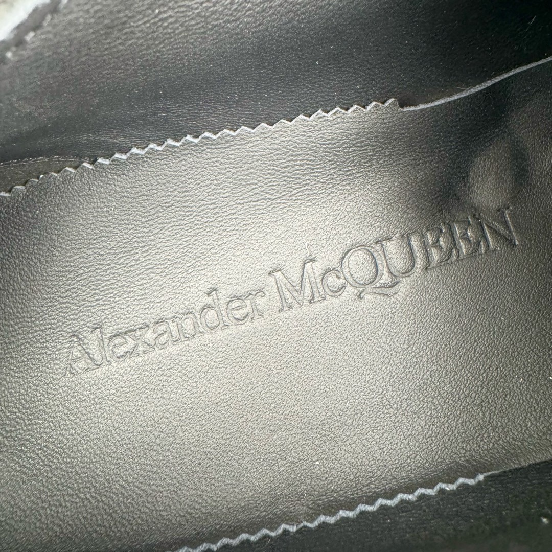 图片[18]-＃M纯原 Alexander McQueen/亚历山大麦昆松糕鞋厚底增高帆布鞋 全市场最高版本 随意对比任何版本 正确版组合大底 内里全牛皮 牛皮垫脚 回弹度到位 耐磨又舒适 全套原版包装 配件齐全 官方一致 凹凸定制正品原盒包装 鞋面定制原版军用级别帆布面料 面料不拉手、过水性强、很密实 种面料高稳定型比皮料还要贵色泽温润 垫脚贴合高密度弹力乳胶鞋垫 脚感舒适弹性足 大底采用原版开模抽真空大底 质感、耐磨性更强 上脚立马增加5公分腿长 超级显腿瘦 鞋子的设计很好的拉长整个身材比例 秒变大长腿的视感 轻松驾驭各种服饰搭配 各路大咖明星频繁上脚款 一鞋难求 一定是你鞋柜必种草的一双鞋 想要大长腿的集美们必须入手 尺码：35/45-选品中心