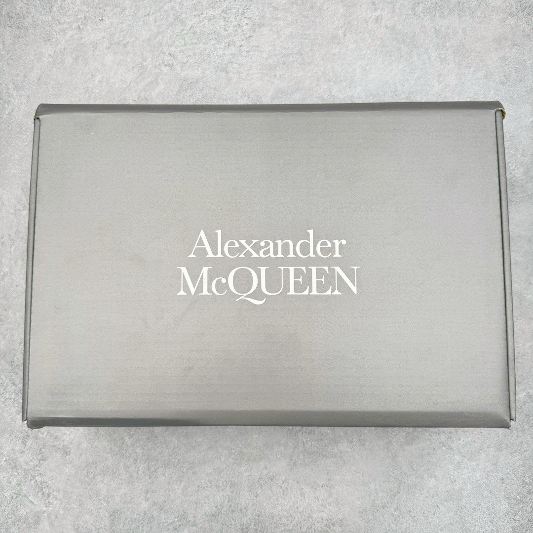 图片[17]-＃M纯原 Alexander McQueen/亚历山大麦昆松糕鞋厚底增高帆布鞋 全市场最高版本 随意对比任何版本 正确版组合大底 内里全牛皮 牛皮垫脚 回弹度到位 耐磨又舒适 全套原版包装 配件齐全 官方一致 凹凸定制正品原盒包装 鞋面定制原版军用级别帆布面料 面料不拉手、过水性强、很密实 种面料高稳定型比皮料还要贵色泽温润 垫脚贴合高密度弹力乳胶鞋垫 脚感舒适弹性足 大底采用原版开模抽真空大底 质感、耐磨性更强 上脚立马增加5公分腿长 超级显腿瘦 鞋子的设计很好的拉长整个身材比例 秒变大长腿的视感 轻松驾驭各种服饰搭配 各路大咖明星频繁上脚款 一鞋难求 一定是你鞋柜必种草的一双鞋 想要大长腿的集美们必须入手 尺码：35/45-选品中心
