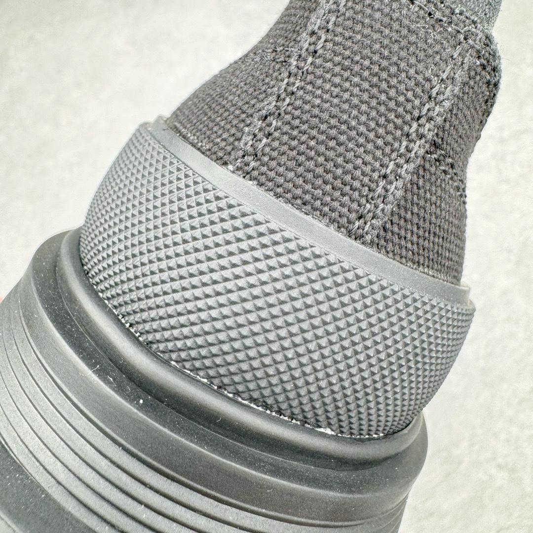 图片[13]-＃M纯原 Alexander McQueen/亚历山大麦昆松糕鞋厚底增高帆布鞋 全市场最高版本 随意对比任何版本 正确版组合大底 内里全牛皮 牛皮垫脚 回弹度到位 耐磨又舒适 全套原版包装 配件齐全 官方一致 凹凸定制正品原盒包装 鞋面定制原版军用级别帆布面料 面料不拉手、过水性强、很密实 种面料高稳定型比皮料还要贵色泽温润 垫脚贴合高密度弹力乳胶鞋垫 脚感舒适弹性足 大底采用原版开模抽真空大底 质感、耐磨性更强 上脚立马增加5公分腿长 超级显腿瘦 鞋子的设计很好的拉长整个身材比例 秒变大长腿的视感 轻松驾驭各种服饰搭配 各路大咖明星频繁上脚款 一鞋难求 一定是你鞋柜必种草的一双鞋 想要大长腿的集美们必须入手 尺码：35/45-选品中心