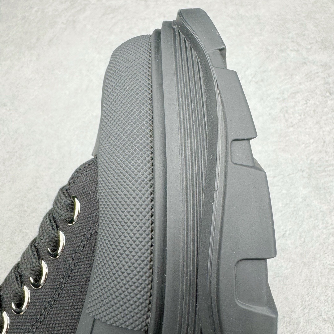 图片[15]-＃M纯原 Alexander McQueen/亚历山大麦昆松糕鞋厚底增高帆布鞋 全市场最高版本 随意对比任何版本 正确版组合大底 内里全牛皮 牛皮垫脚 回弹度到位 耐磨又舒适 全套原版包装 配件齐全 官方一致 凹凸定制正品原盒包装 鞋面定制原版军用级别帆布面料 面料不拉手、过水性强、很密实 种面料高稳定型比皮料还要贵色泽温润 垫脚贴合高密度弹力乳胶鞋垫 脚感舒适弹性足 大底采用原版开模抽真空大底 质感、耐磨性更强 上脚立马增加5公分腿长 超级显腿瘦 鞋子的设计很好的拉长整个身材比例 秒变大长腿的视感 轻松驾驭各种服饰搭配 各路大咖明星频繁上脚款 一鞋难求 一定是你鞋柜必种草的一双鞋 想要大长腿的集美们必须入手 尺码：35/45-选品中心