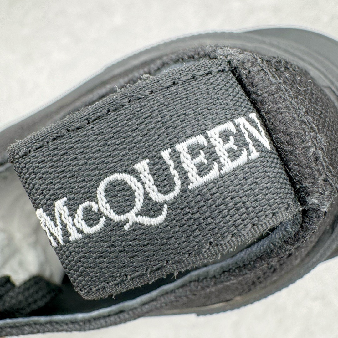 图片[11]-＃M纯原 Alexander McQueen/亚历山大麦昆松糕鞋厚底增高帆布鞋 全市场最高版本 随意对比任何版本 正确版组合大底 内里全牛皮 牛皮垫脚 回弹度到位 耐磨又舒适 全套原版包装 配件齐全 官方一致 凹凸定制正品原盒包装 鞋面定制原版军用级别帆布面料 面料不拉手、过水性强、很密实 种面料高稳定型比皮料还要贵色泽温润 垫脚贴合高密度弹力乳胶鞋垫 脚感舒适弹性足 大底采用原版开模抽真空大底 质感、耐磨性更强 上脚立马增加5公分腿长 超级显腿瘦 鞋子的设计很好的拉长整个身材比例 秒变大长腿的视感 轻松驾驭各种服饰搭配 各路大咖明星频繁上脚款 一鞋难求 一定是你鞋柜必种草的一双鞋 想要大长腿的集美们必须入手 尺码：35/45-选品中心