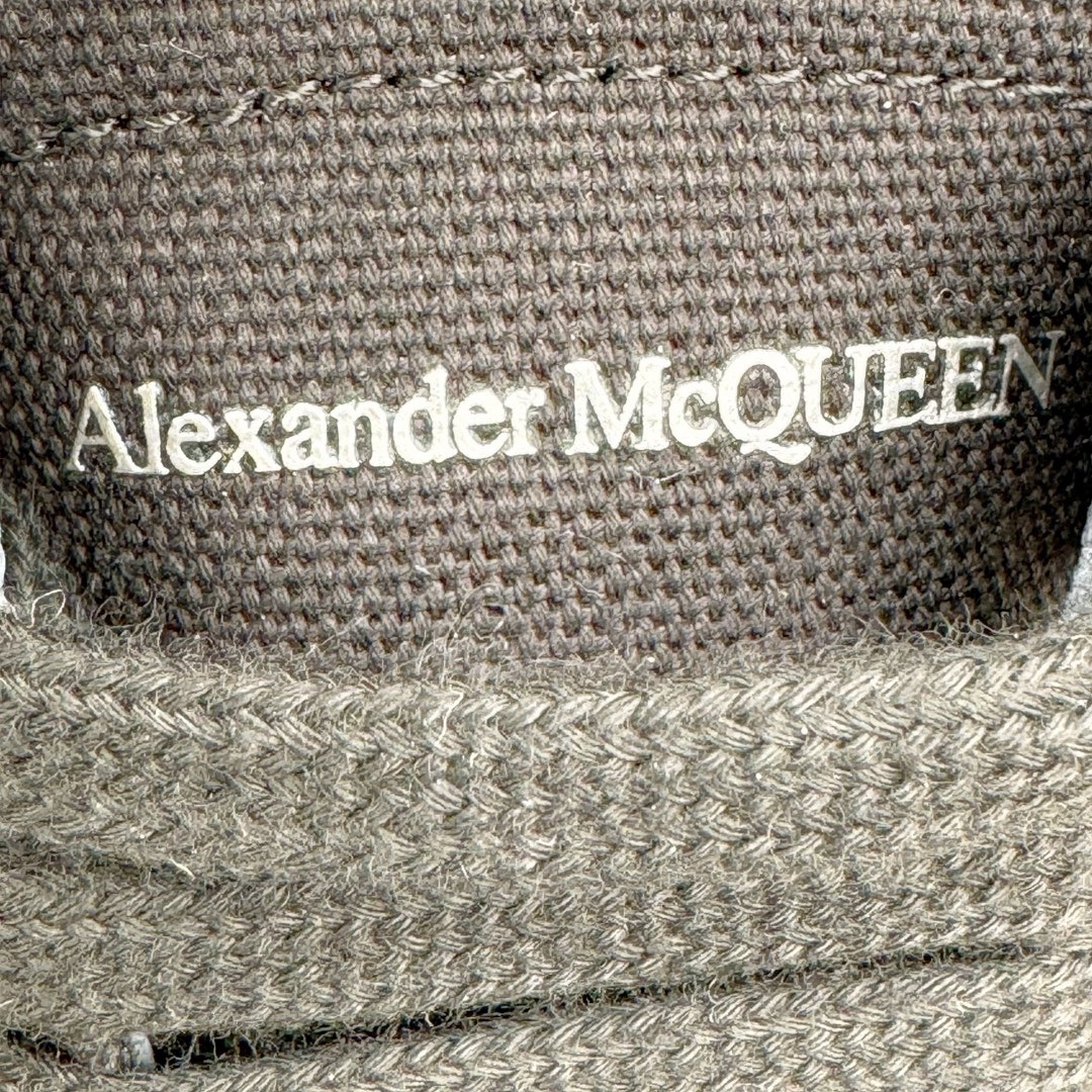 图片[16]-＃M纯原 Alexander McQueen/亚历山大麦昆松糕鞋厚底增高帆布鞋 全市场最高版本 随意对比任何版本 正确版组合大底 内里全牛皮 牛皮垫脚 回弹度到位 耐磨又舒适 全套原版包装 配件齐全 官方一致 凹凸定制正品原盒包装 鞋面定制原版军用级别帆布面料 面料不拉手、过水性强、很密实 种面料高稳定型比皮料还要贵色泽温润 垫脚贴合高密度弹力乳胶鞋垫 脚感舒适弹性足 大底采用原版开模抽真空大底 质感、耐磨性更强 上脚立马增加5公分腿长 超级显腿瘦 鞋子的设计很好的拉长整个身材比例 秒变大长腿的视感 轻松驾驭各种服饰搭配 各路大咖明星频繁上脚款 一鞋难求 一定是你鞋柜必种草的一双鞋 想要大长腿的集美们必须入手 尺码：35/45-选品中心
