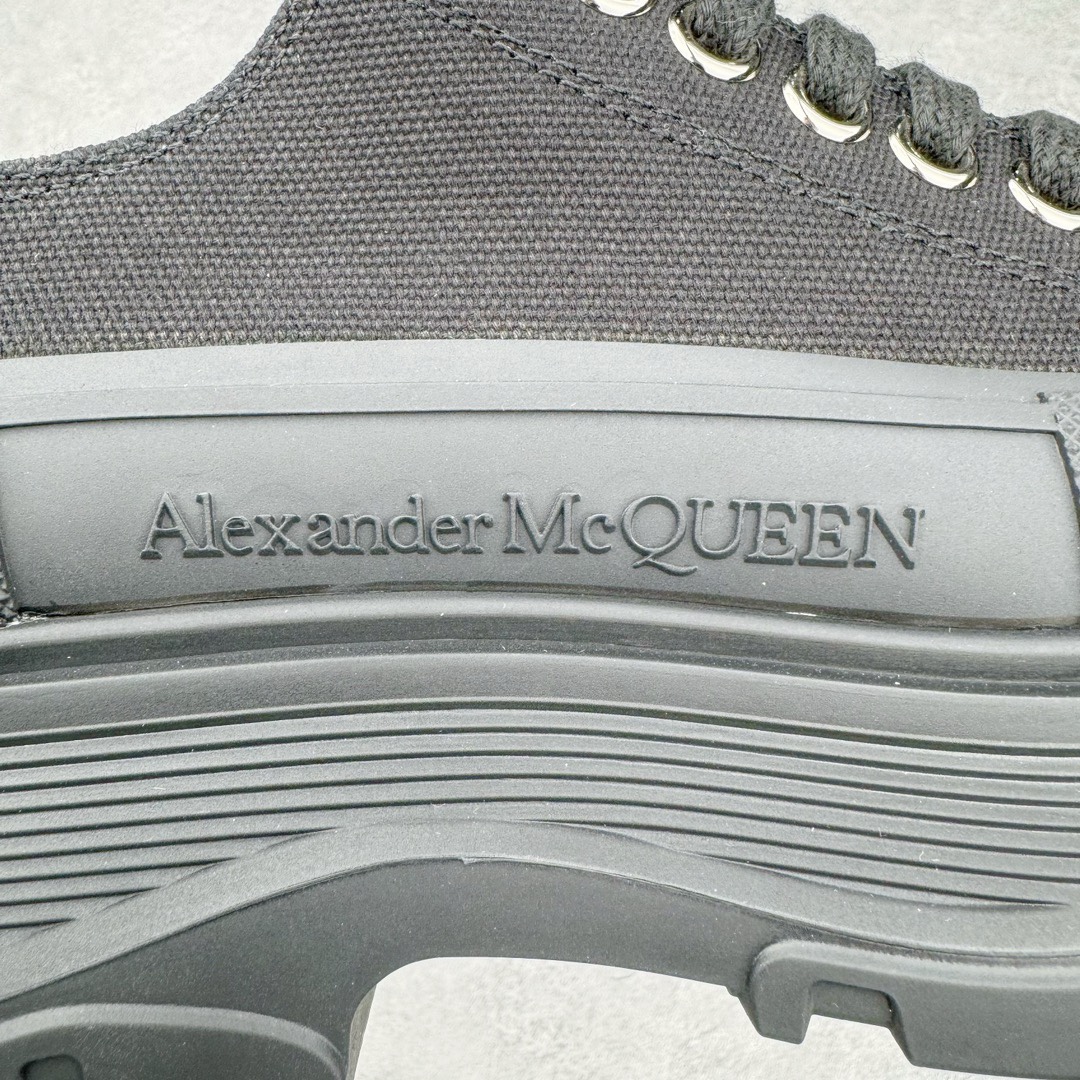 图片[10]-＃M纯原 Alexander McQueen/亚历山大麦昆松糕鞋厚底增高帆布鞋 全市场最高版本 随意对比任何版本 正确版组合大底 内里全牛皮 牛皮垫脚 回弹度到位 耐磨又舒适 全套原版包装 配件齐全 官方一致 凹凸定制正品原盒包装 鞋面定制原版军用级别帆布面料 面料不拉手、过水性强、很密实 种面料高稳定型比皮料还要贵色泽温润 垫脚贴合高密度弹力乳胶鞋垫 脚感舒适弹性足 大底采用原版开模抽真空大底 质感、耐磨性更强 上脚立马增加5公分腿长 超级显腿瘦 鞋子的设计很好的拉长整个身材比例 秒变大长腿的视感 轻松驾驭各种服饰搭配 各路大咖明星频繁上脚款 一鞋难求 一定是你鞋柜必种草的一双鞋 想要大长腿的集美们必须入手 尺码：35/45-选品中心