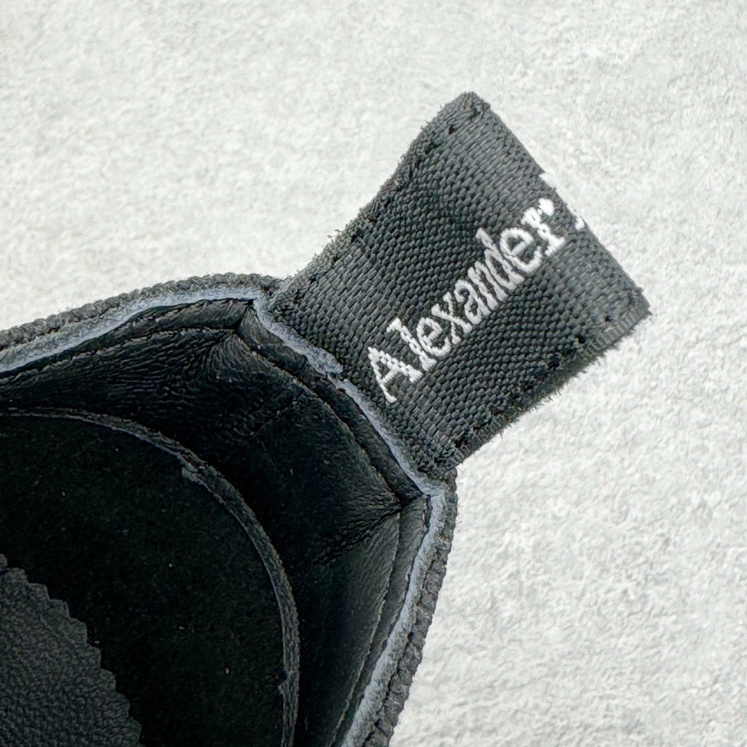 图片[13]-＃M纯原 Alexander McQueen/亚历山大麦昆松糕鞋厚底增高帆布鞋 全市场最高版本 随意对比任何版本 正确版组合大底 内里全牛皮 牛皮垫脚 回弹度到位 耐磨又舒适 全套原版包装 配件齐全 官方一致 凹凸定制正品原盒包装 鞋面定制原版军用级别帆布面料 面料不拉手、过水性强、很密实 种面料高稳定型比皮料还要贵色泽温润 垫脚贴合高密度弹力乳胶鞋垫 脚感舒适弹性足 大底采用原版开模抽真空大底 质感、耐磨性更强 上脚立马增加5公分腿长 超级显腿瘦 鞋子的设计很好的拉长整个身材比例 秒变大长腿的视感 轻松驾驭各种服饰搭配 各路大咖明星频繁上脚款 一鞋难求 一定是你鞋柜必种草的一双鞋 想要大长腿的集美们必须入手 尺码：35/45-选品中心