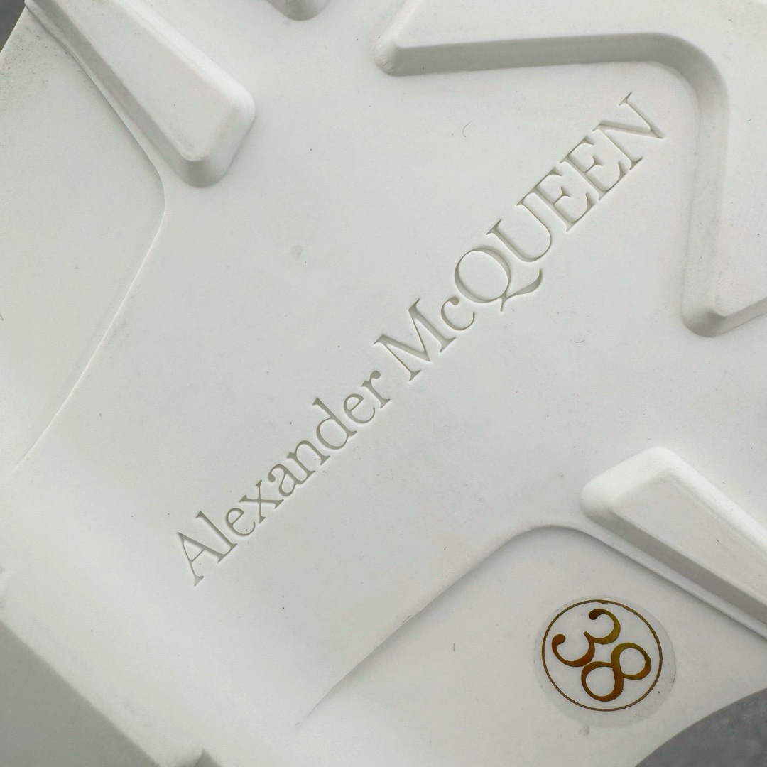 图片[15]-＃M纯原 Alexander McQueen/亚历山大麦昆松糕鞋厚底增高帆布鞋 全市场最高版本 随意对比任何版本 正确版组合大底 内里全牛皮 牛皮垫脚 回弹度到位 耐磨又舒适 全套原版包装 配件齐全 官方一致 凹凸定制正品原盒包装 鞋面定制原版军用级别帆布面料 面料不拉手、过水性强、很密实 种面料高稳定型比皮料还要贵色泽温润 垫脚贴合高密度弹力乳胶鞋垫 脚感舒适弹性足 大底采用原版开模抽真空大底 质感、耐磨性更强 上脚立马增加5公分腿长 超级显腿瘦 鞋子的设计很好的拉长整个身材比例 秒变大长腿的视感 轻松驾驭各种服饰搭配 各路大咖明星频繁上脚款 一鞋难求 一定是你鞋柜必种草的一双鞋 想要大长腿的集美们必须入手 尺码：35/45-选品中心