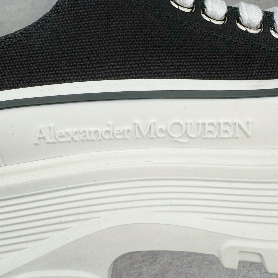 图片[11]-＃M纯原 Alexander McQueen/亚历山大麦昆松糕鞋厚底增高帆布鞋 全市场最高版本 随意对比任何版本 正确版组合大底 内里全牛皮 牛皮垫脚 回弹度到位 耐磨又舒适 全套原版包装 配件齐全 官方一致 凹凸定制正品原盒包装 鞋面定制原版军用级别帆布面料 面料不拉手、过水性强、很密实 种面料高稳定型比皮料还要贵色泽温润 垫脚贴合高密度弹力乳胶鞋垫 脚感舒适弹性足 大底采用原版开模抽真空大底 质感、耐磨性更强 上脚立马增加5公分腿长 超级显腿瘦 鞋子的设计很好的拉长整个身材比例 秒变大长腿的视感 轻松驾驭各种服饰搭配 各路大咖明星频繁上脚款 一鞋难求 一定是你鞋柜必种草的一双鞋 想要大长腿的集美们必须入手 尺码：35/45-选品中心