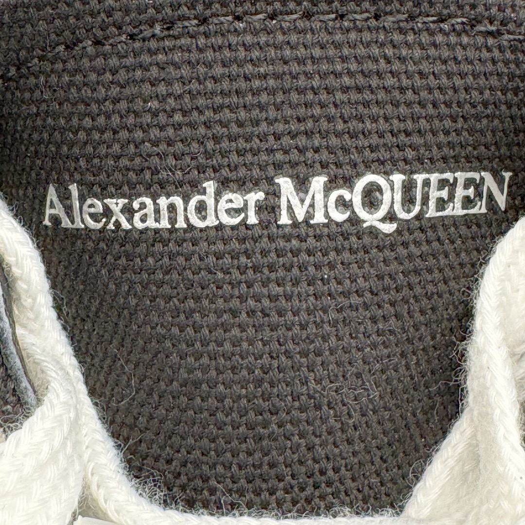 图片[10]-＃M纯原 Alexander McQueen/亚历山大麦昆松糕鞋厚底增高帆布鞋 全市场最高版本 随意对比任何版本 正确版组合大底 内里全牛皮 牛皮垫脚 回弹度到位 耐磨又舒适 全套原版包装 配件齐全 官方一致 凹凸定制正品原盒包装 鞋面定制原版军用级别帆布面料 面料不拉手、过水性强、很密实 种面料高稳定型比皮料还要贵色泽温润 垫脚贴合高密度弹力乳胶鞋垫 脚感舒适弹性足 大底采用原版开模抽真空大底 质感、耐磨性更强 上脚立马增加5公分腿长 超级显腿瘦 鞋子的设计很好的拉长整个身材比例 秒变大长腿的视感 轻松驾驭各种服饰搭配 各路大咖明星频繁上脚款 一鞋难求 一定是你鞋柜必种草的一双鞋 想要大长腿的集美们必须入手 尺码：35/45-选品中心