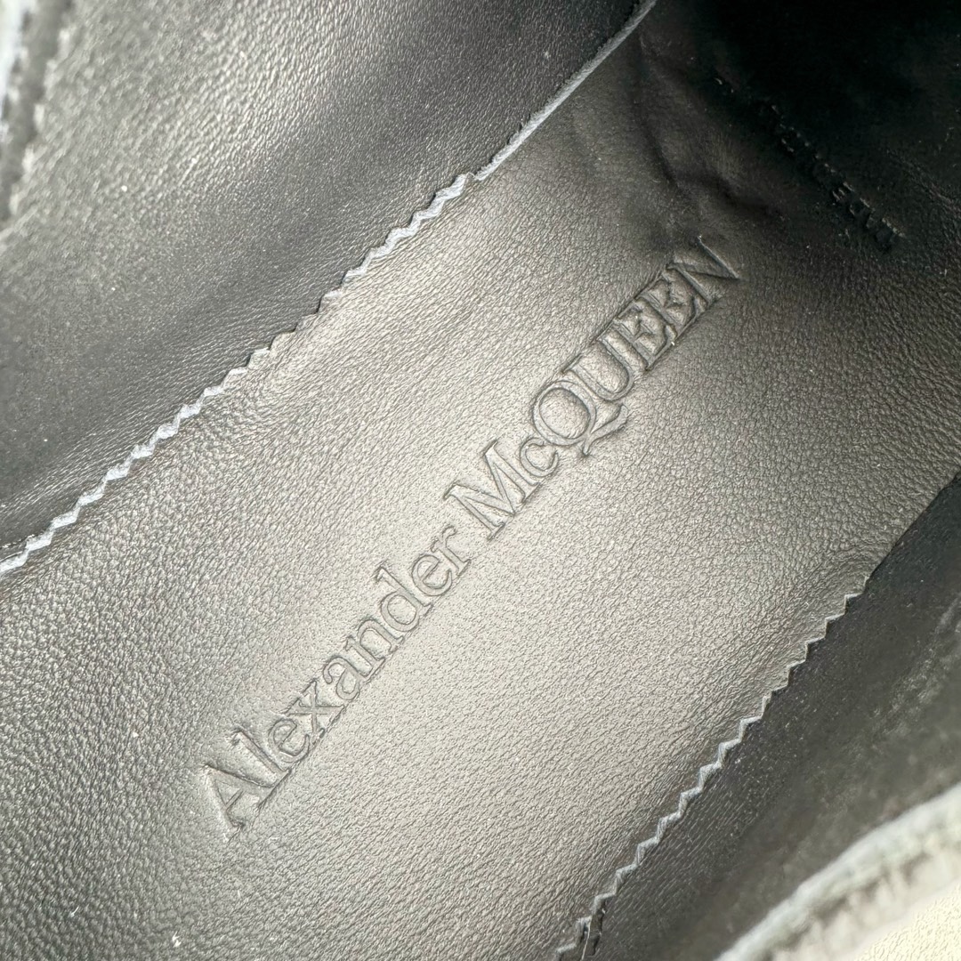 图片[18]-＃M纯原 Alexander McQueen/亚历山大麦昆松糕鞋厚底增高帆布鞋 全市场最高版本 随意对比任何版本 正确版组合大底 内里全牛皮 牛皮垫脚 回弹度到位 耐磨又舒适 全套原版包装 配件齐全 官方一致 凹凸定制正品原盒包装 鞋面定制原版军用级别帆布面料 面料不拉手、过水性强、很密实 种面料高稳定型比皮料还要贵色泽温润 垫脚贴合高密度弹力乳胶鞋垫 脚感舒适弹性足 大底采用原版开模抽真空大底 质感、耐磨性更强 上脚立马增加5公分腿长 超级显腿瘦 鞋子的设计很好的拉长整个身材比例 秒变大长腿的视感 轻松驾驭各种服饰搭配 各路大咖明星频繁上脚款 一鞋难求 一定是你鞋柜必种草的一双鞋 想要大长腿的集美们必须入手 尺码：35/45-选品中心