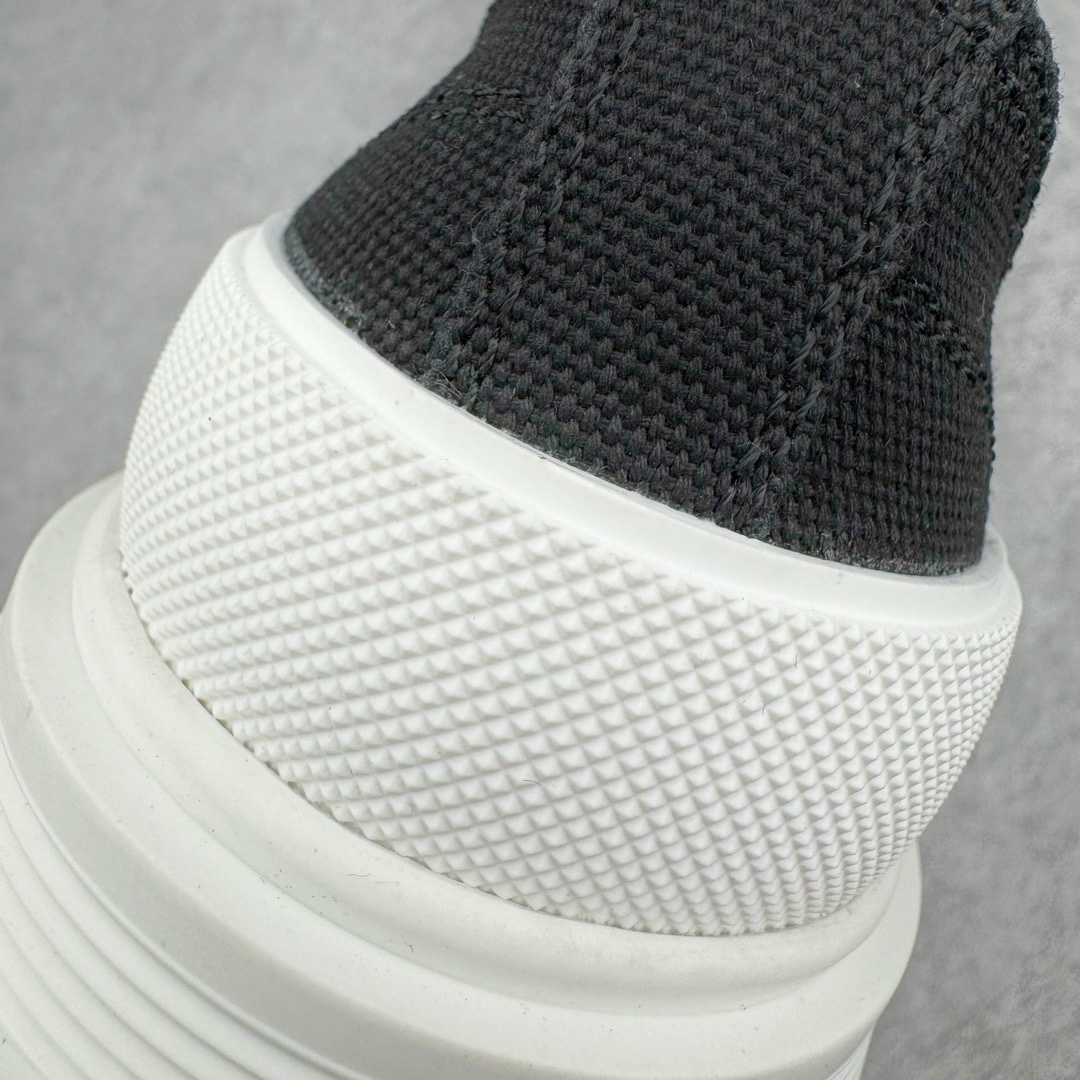 图片[17]-＃M纯原 Alexander McQueen/亚历山大麦昆松糕鞋厚底增高帆布鞋 全市场最高版本 随意对比任何版本 正确版组合大底 内里全牛皮 牛皮垫脚 回弹度到位 耐磨又舒适 全套原版包装 配件齐全 官方一致 凹凸定制正品原盒包装 鞋面定制原版军用级别帆布面料 面料不拉手、过水性强、很密实 种面料高稳定型比皮料还要贵色泽温润 垫脚贴合高密度弹力乳胶鞋垫 脚感舒适弹性足 大底采用原版开模抽真空大底 质感、耐磨性更强 上脚立马增加5公分腿长 超级显腿瘦 鞋子的设计很好的拉长整个身材比例 秒变大长腿的视感 轻松驾驭各种服饰搭配 各路大咖明星频繁上脚款 一鞋难求 一定是你鞋柜必种草的一双鞋 想要大长腿的集美们必须入手 尺码：35/45-选品中心