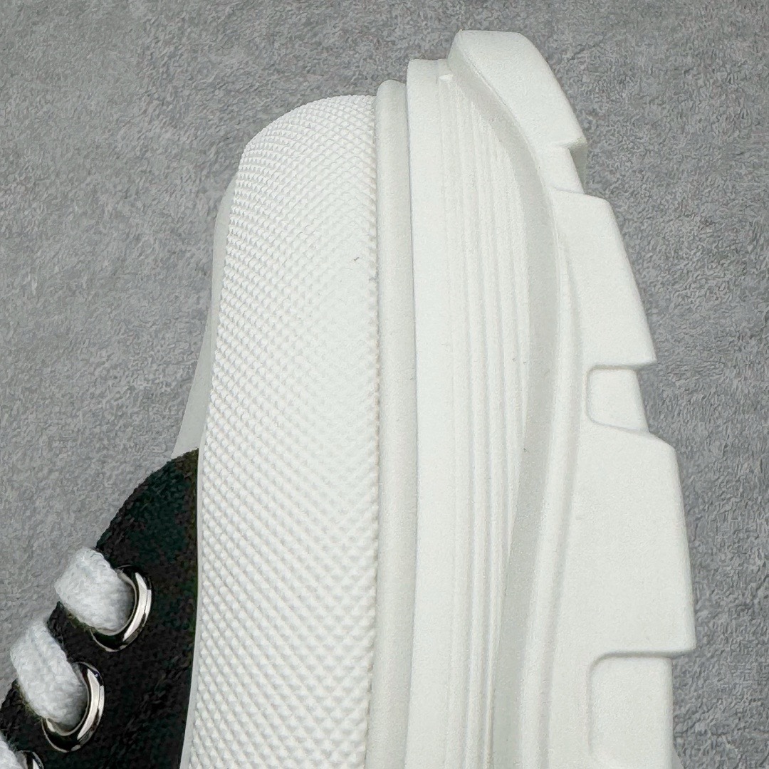 图片[16]-＃M纯原 Alexander McQueen/亚历山大麦昆松糕鞋厚底增高帆布鞋 全市场最高版本 随意对比任何版本 正确版组合大底 内里全牛皮 牛皮垫脚 回弹度到位 耐磨又舒适 全套原版包装 配件齐全 官方一致 凹凸定制正品原盒包装 鞋面定制原版军用级别帆布面料 面料不拉手、过水性强、很密实 种面料高稳定型比皮料还要贵色泽温润 垫脚贴合高密度弹力乳胶鞋垫 脚感舒适弹性足 大底采用原版开模抽真空大底 质感、耐磨性更强 上脚立马增加5公分腿长 超级显腿瘦 鞋子的设计很好的拉长整个身材比例 秒变大长腿的视感 轻松驾驭各种服饰搭配 各路大咖明星频繁上脚款 一鞋难求 一定是你鞋柜必种草的一双鞋 想要大长腿的集美们必须入手 尺码：35/45-选品中心