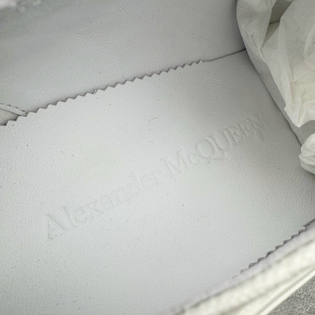 图片[16]-＃M纯原 Alexander McQueen/亚历山大麦昆松糕鞋厚底增高帆布鞋 全市场最高版本 随意对比任何版本 正确版组合大底 内里全牛皮 牛皮垫脚 回弹度到位 耐磨又舒适 全套原版包装 配件齐全 官方一致 凹凸定制正品原盒包装 鞋面定制原版军用级别帆布面料 面料不拉手、过水性强、很密实 种面料高稳定型比皮料还要贵色泽温润 垫脚贴合高密度弹力乳胶鞋垫 脚感舒适弹性足 大底采用原版开模抽真空大底 质感、耐磨性更强 上脚立马增加5公分腿长 超级显腿瘦 鞋子的设计很好的拉长整个身材比例 秒变大长腿的视感 轻松驾驭各种服饰搭配 各路大咖明星频繁上脚款 一鞋难求 一定是你鞋柜必种草的一双鞋 想要大长腿的集美们必须入手 尺码：35/45-选品中心