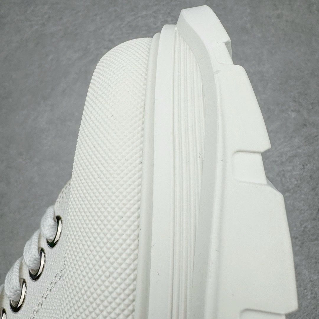 图片[15]-＃M纯原 Alexander McQueen/亚历山大麦昆松糕鞋厚底增高帆布鞋 全市场最高版本 随意对比任何版本 正确版组合大底 内里全牛皮 牛皮垫脚 回弹度到位 耐磨又舒适 全套原版包装 配件齐全 官方一致 凹凸定制正品原盒包装 鞋面定制原版军用级别帆布面料 面料不拉手、过水性强、很密实 种面料高稳定型比皮料还要贵色泽温润 垫脚贴合高密度弹力乳胶鞋垫 脚感舒适弹性足 大底采用原版开模抽真空大底 质感、耐磨性更强 上脚立马增加5公分腿长 超级显腿瘦 鞋子的设计很好的拉长整个身材比例 秒变大长腿的视感 轻松驾驭各种服饰搭配 各路大咖明星频繁上脚款 一鞋难求 一定是你鞋柜必种草的一双鞋 想要大长腿的集美们必须入手 尺码：35/45-选品中心