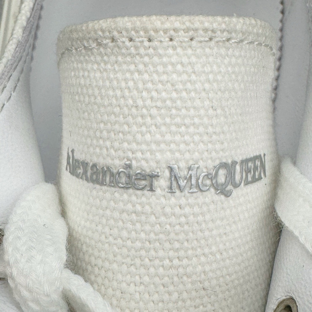 图片[13]-＃M纯原 Alexander McQueen/亚历山大麦昆松糕鞋厚底增高帆布鞋 全市场最高版本 随意对比任何版本 正确版组合大底 内里全牛皮 牛皮垫脚 回弹度到位 耐磨又舒适 全套原版包装 配件齐全 官方一致 凹凸定制正品原盒包装 鞋面定制原版军用级别帆布面料 面料不拉手、过水性强、很密实 种面料高稳定型比皮料还要贵色泽温润 垫脚贴合高密度弹力乳胶鞋垫 脚感舒适弹性足 大底采用原版开模抽真空大底 质感、耐磨性更强 上脚立马增加5公分腿长 超级显腿瘦 鞋子的设计很好的拉长整个身材比例 秒变大长腿的视感 轻松驾驭各种服饰搭配 各路大咖明星频繁上脚款 一鞋难求 一定是你鞋柜必种草的一双鞋 想要大长腿的集美们必须入手 尺码：35/45-选品中心