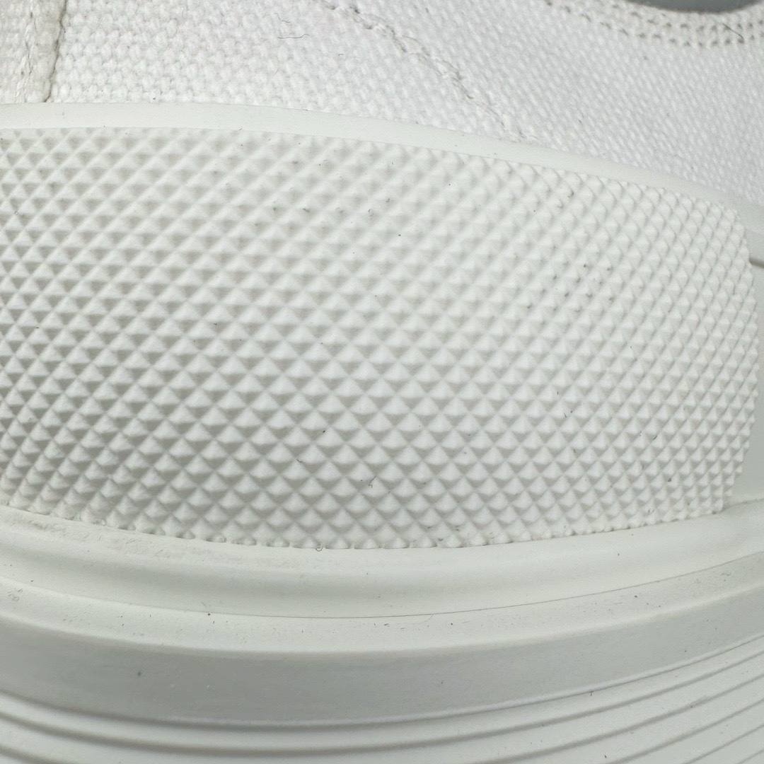 图片[17]-＃M纯原 Alexander McQueen/亚历山大麦昆松糕鞋厚底增高帆布鞋 全市场最高版本 随意对比任何版本 正确版组合大底 内里全牛皮 牛皮垫脚 回弹度到位 耐磨又舒适 全套原版包装 配件齐全 官方一致 凹凸定制正品原盒包装 鞋面定制原版军用级别帆布面料 面料不拉手、过水性强、很密实 种面料高稳定型比皮料还要贵色泽温润 垫脚贴合高密度弹力乳胶鞋垫 脚感舒适弹性足 大底采用原版开模抽真空大底 质感、耐磨性更强 上脚立马增加5公分腿长 超级显腿瘦 鞋子的设计很好的拉长整个身材比例 秒变大长腿的视感 轻松驾驭各种服饰搭配 各路大咖明星频繁上脚款 一鞋难求 一定是你鞋柜必种草的一双鞋 想要大长腿的集美们必须入手 尺码：35/45-选品中心