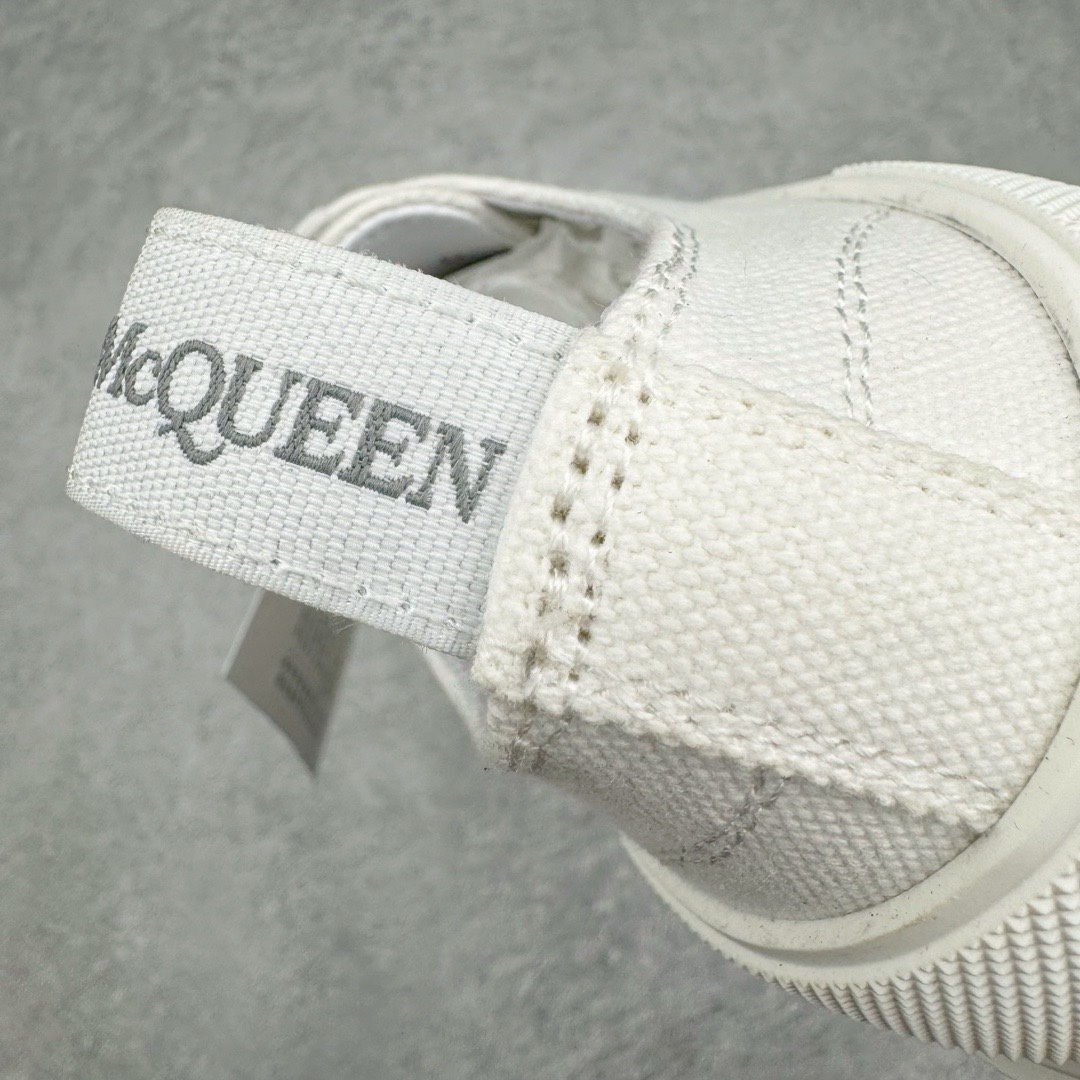 图片[11]-＃M纯原 Alexander McQueen/亚历山大麦昆松糕鞋厚底增高帆布鞋 全市场最高版本 随意对比任何版本 正确版组合大底 内里全牛皮 牛皮垫脚 回弹度到位 耐磨又舒适 全套原版包装 配件齐全 官方一致 凹凸定制正品原盒包装 鞋面定制原版军用级别帆布面料 面料不拉手、过水性强、很密实 种面料高稳定型比皮料还要贵色泽温润 垫脚贴合高密度弹力乳胶鞋垫 脚感舒适弹性足 大底采用原版开模抽真空大底 质感、耐磨性更强 上脚立马增加5公分腿长 超级显腿瘦 鞋子的设计很好的拉长整个身材比例 秒变大长腿的视感 轻松驾驭各种服饰搭配 各路大咖明星频繁上脚款 一鞋难求 一定是你鞋柜必种草的一双鞋 想要大长腿的集美们必须入手 尺码：35/45-选品中心