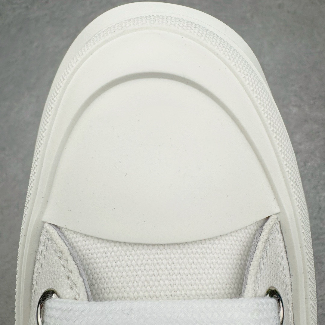 图片[12]-＃M纯原 Alexander McQueen/亚历山大麦昆松糕鞋厚底增高帆布鞋 全市场最高版本 随意对比任何版本 正确版组合大底 内里全牛皮 牛皮垫脚 回弹度到位 耐磨又舒适 全套原版包装 配件齐全 官方一致 凹凸定制正品原盒包装 鞋面定制原版军用级别帆布面料 面料不拉手、过水性强、很密实 种面料高稳定型比皮料还要贵色泽温润 垫脚贴合高密度弹力乳胶鞋垫 脚感舒适弹性足 大底采用原版开模抽真空大底 质感、耐磨性更强 上脚立马增加5公分腿长 超级显腿瘦 鞋子的设计很好的拉长整个身材比例 秒变大长腿的视感 轻松驾驭各种服饰搭配 各路大咖明星频繁上脚款 一鞋难求 一定是你鞋柜必种草的一双鞋 想要大长腿的集美们必须入手 尺码：35/45-选品中心