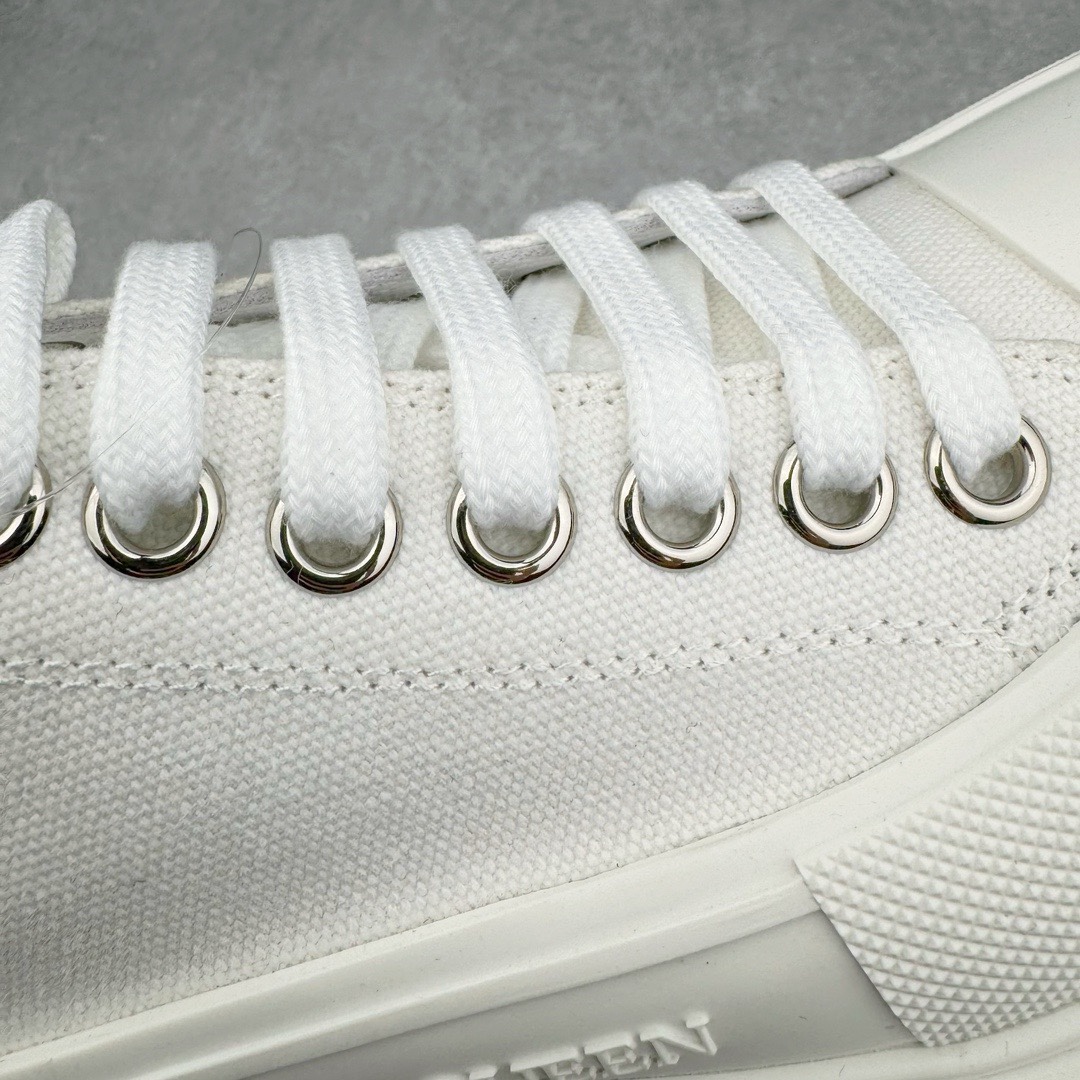 图片[10]-＃M纯原 Alexander McQueen/亚历山大麦昆松糕鞋厚底增高帆布鞋 全市场最高版本 随意对比任何版本 正确版组合大底 内里全牛皮 牛皮垫脚 回弹度到位 耐磨又舒适 全套原版包装 配件齐全 官方一致 凹凸定制正品原盒包装 鞋面定制原版军用级别帆布面料 面料不拉手、过水性强、很密实 种面料高稳定型比皮料还要贵色泽温润 垫脚贴合高密度弹力乳胶鞋垫 脚感舒适弹性足 大底采用原版开模抽真空大底 质感、耐磨性更强 上脚立马增加5公分腿长 超级显腿瘦 鞋子的设计很好的拉长整个身材比例 秒变大长腿的视感 轻松驾驭各种服饰搭配 各路大咖明星频繁上脚款 一鞋难求 一定是你鞋柜必种草的一双鞋 想要大长腿的集美们必须入手 尺码：35/45-选品中心