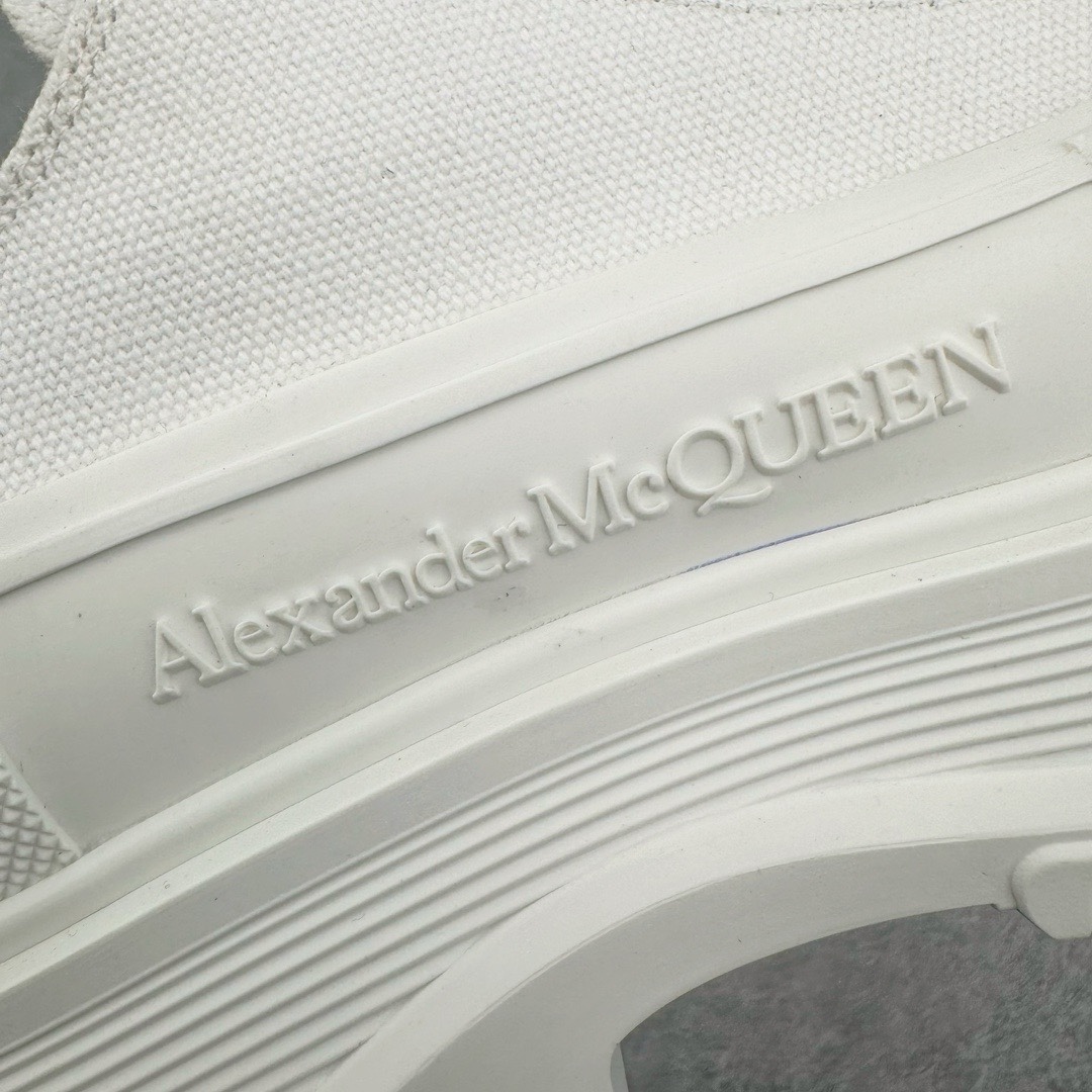图片[14]-＃M纯原 Alexander McQueen/亚历山大麦昆松糕鞋厚底增高帆布鞋 全市场最高版本 随意对比任何版本 正确版组合大底 内里全牛皮 牛皮垫脚 回弹度到位 耐磨又舒适 全套原版包装 配件齐全 官方一致 凹凸定制正品原盒包装 鞋面定制原版军用级别帆布面料 面料不拉手、过水性强、很密实 种面料高稳定型比皮料还要贵色泽温润 垫脚贴合高密度弹力乳胶鞋垫 脚感舒适弹性足 大底采用原版开模抽真空大底 质感、耐磨性更强 上脚立马增加5公分腿长 超级显腿瘦 鞋子的设计很好的拉长整个身材比例 秒变大长腿的视感 轻松驾驭各种服饰搭配 各路大咖明星频繁上脚款 一鞋难求 一定是你鞋柜必种草的一双鞋 想要大长腿的集美们必须入手 尺码：35/45-选品中心