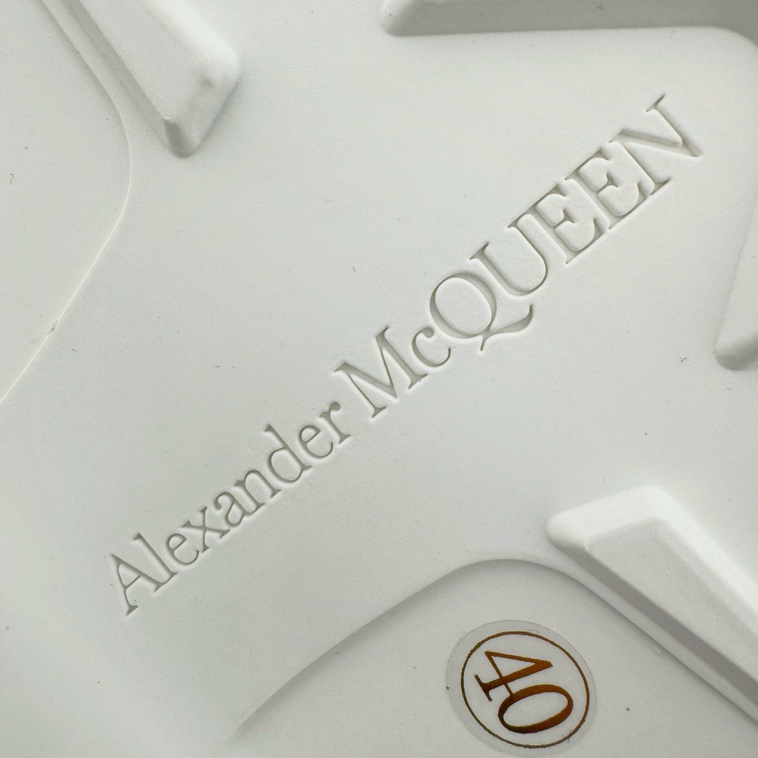 图片[18]-＃M纯原 Alexander McQueen/亚历山大麦昆松糕鞋厚底增高帆布鞋 全市场最高版本 随意对比任何版本 正确版组合大底 内里全牛皮 牛皮垫脚 回弹度到位 耐磨又舒适 全套原版包装 配件齐全 官方一致 凹凸定制正品原盒包装 鞋面定制原版军用级别帆布面料 面料不拉手、过水性强、很密实 种面料高稳定型比皮料还要贵色泽温润 垫脚贴合高密度弹力乳胶鞋垫 脚感舒适弹性足 大底采用原版开模抽真空大底 质感、耐磨性更强 上脚立马增加5公分腿长 超级显腿瘦 鞋子的设计很好的拉长整个身材比例 秒变大长腿的视感 轻松驾驭各种服饰搭配 各路大咖明星频繁上脚款 一鞋难求 一定是你鞋柜必种草的一双鞋 想要大长腿的集美们必须入手 尺码：35/45-选品中心