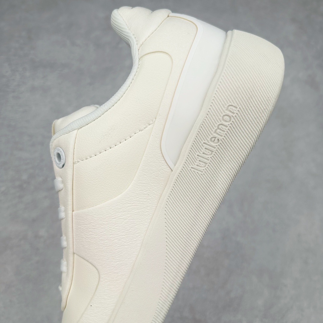 图片[7]-lululemon Cityverse 露露乐檬极简主义减震耐磨低帮生活休闲鞋 Cityverse将运动性能融入经典休闲鞋中，中底提供出色缓震，并贴合足部曲线，带来全天候的舒适感。鞋面采用两种材质拼接，且前半部分采用热熔压胶处理，无任何缝线，保留了鞋身整体性。模制泡沫的鞋垫带来上乘的脚感，在平日休闲穿着时不会磨脚，也能提供轻质软弹的效果。25年来，lululemon一直秉持“感受为先”的设计理念，并相信更好的感受带来更好的表现。此次男鞋的设计亦是如此。投入多年研究，针对男性在不同运动场景中的脚步形态设计了不同鞋履款式。同时，还进行了生物力学与形态学研究，为“他”带来更好的贴合度和感受。尺码：36 36.5 37.5 38 38.5 39 40 40.5 41 42 42.5 43 44 45-选品中心