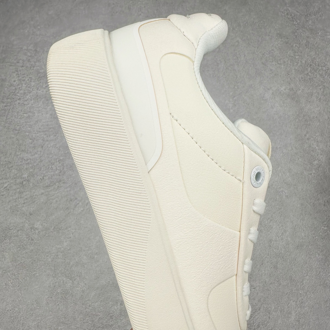 图片[6]-lululemon Cityverse 露露乐檬极简主义减震耐磨低帮生活休闲鞋 Cityverse将运动性能融入经典休闲鞋中，中底提供出色缓震，并贴合足部曲线，带来全天候的舒适感。鞋面采用两种材质拼接，且前半部分采用热熔压胶处理，无任何缝线，保留了鞋身整体性。模制泡沫的鞋垫带来上乘的脚感，在平日休闲穿着时不会磨脚，也能提供轻质软弹的效果。25年来，lululemon一直秉持“感受为先”的设计理念，并相信更好的感受带来更好的表现。此次男鞋的设计亦是如此。投入多年研究，针对男性在不同运动场景中的脚步形态设计了不同鞋履款式。同时，还进行了生物力学与形态学研究，为“他”带来更好的贴合度和感受。尺码：36 36.5 37.5 38 38.5 39 40 40.5 41 42 42.5 43 44 45-选品中心