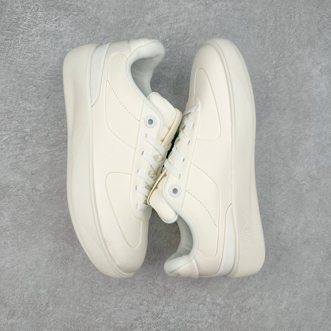 图片[3]-lululemon Cityverse 露露乐檬极简主义减震耐磨低帮生活休闲鞋 Cityverse将运动性能融入经典休闲鞋中，中底提供出色缓震，并贴合足部曲线，带来全天候的舒适感。鞋面采用两种材质拼接，且前半部分采用热熔压胶处理，无任何缝线，保留了鞋身整体性。模制泡沫的鞋垫带来上乘的脚感，在平日休闲穿着时不会磨脚，也能提供轻质软弹的效果。25年来，lululemon一直秉持“感受为先”的设计理念，并相信更好的感受带来更好的表现。此次男鞋的设计亦是如此。投入多年研究，针对男性在不同运动场景中的脚步形态设计了不同鞋履款式。同时，还进行了生物力学与形态学研究，为“他”带来更好的贴合度和感受。尺码：36 36.5 37.5 38 38.5 39 40 40.5 41 42 42.5 43 44 45-选品中心