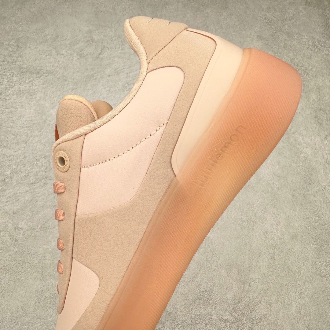 图片[7]-lululemon Cityverse 露露乐檬极简主义减震耐磨低帮生活休闲鞋 Cityverse将运动性能融入经典休闲鞋中，中底提供出色缓震，并贴合足部曲线，带来全天候的舒适感。鞋面采用两种材质拼接，且前半部分采用热熔压胶处理，无任何缝线，保留了鞋身整体性。模制泡沫的鞋垫带来上乘的脚感，在平日休闲穿着时不会磨脚，也能提供轻质软弹的效果。25年来，lululemon一直秉持“感受为先”的设计理念，并相信更好的感受带来更好的表现。此次男鞋的设计亦是如此。投入多年研究，针对男性在不同运动场景中的脚步形态设计了不同鞋履款式。同时，还进行了生物力学与形态学研究，为“他”带来更好的贴合度和感受。尺码：36 36.5 37.5 38 38.5 39 40 40.5 41 42 42.5 43 44 45-选品中心