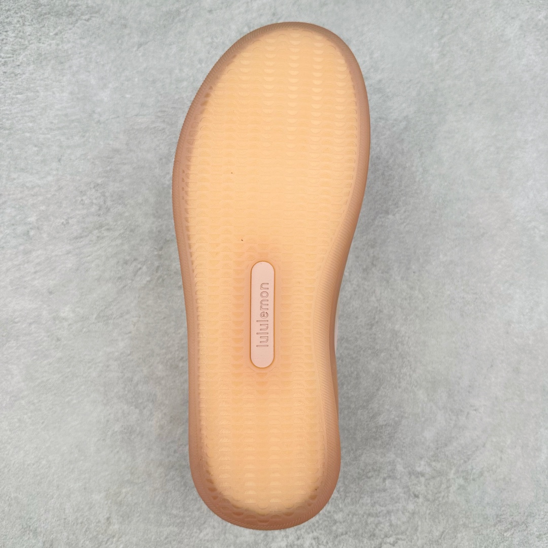 图片[9]-lululemon Cityverse 露露乐檬极简主义减震耐磨低帮生活休闲鞋 Cityverse将运动性能融入经典休闲鞋中，中底提供出色缓震，并贴合足部曲线，带来全天候的舒适感。鞋面采用两种材质拼接，且前半部分采用热熔压胶处理，无任何缝线，保留了鞋身整体性。模制泡沫的鞋垫带来上乘的脚感，在平日休闲穿着时不会磨脚，也能提供轻质软弹的效果。25年来，lululemon一直秉持“感受为先”的设计理念，并相信更好的感受带来更好的表现。此次男鞋的设计亦是如此。投入多年研究，针对男性在不同运动场景中的脚步形态设计了不同鞋履款式。同时，还进行了生物力学与形态学研究，为“他”带来更好的贴合度和感受。尺码：36 36.5 37.5 38 38.5 39 40 40.5 41 42 42.5 43 44 45-选品中心