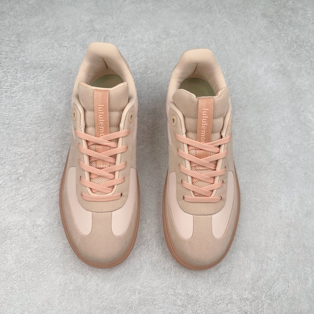 图片[2]-lululemon Cityverse 露露乐檬极简主义减震耐磨低帮生活休闲鞋 Cityverse将运动性能融入经典休闲鞋中，中底提供出色缓震，并贴合足部曲线，带来全天候的舒适感。鞋面采用两种材质拼接，且前半部分采用热熔压胶处理，无任何缝线，保留了鞋身整体性。模制泡沫的鞋垫带来上乘的脚感，在平日休闲穿着时不会磨脚，也能提供轻质软弹的效果。25年来，lululemon一直秉持“感受为先”的设计理念，并相信更好的感受带来更好的表现。此次男鞋的设计亦是如此。投入多年研究，针对男性在不同运动场景中的脚步形态设计了不同鞋履款式。同时，还进行了生物力学与形态学研究，为“他”带来更好的贴合度和感受。尺码：36 36.5 37.5 38 38.5 39 40 40.5 41 42 42.5 43 44 45-选品中心