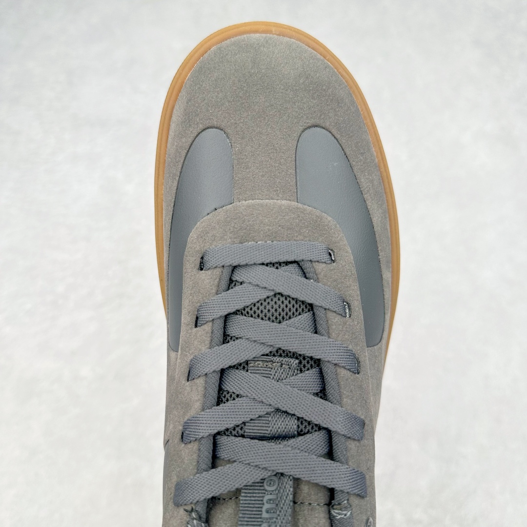 图片[4]-lululemon Cityverse 露露乐檬极简主义减震耐磨低帮生活休闲鞋 Cityverse将运动性能融入经典休闲鞋中，中底提供出色缓震，并贴合足部曲线，带来全天候的舒适感。鞋面采用两种材质拼接，且前半部分采用热熔压胶处理，无任何缝线，保留了鞋身整体性。模制泡沫的鞋垫带来上乘的脚感，在平日休闲穿着时不会磨脚，也能提供轻质软弹的效果。25年来，lululemon一直秉持“感受为先”的设计理念，并相信更好的感受带来更好的表现。此次男鞋的设计亦是如此。投入多年研究，针对男性在不同运动场景中的脚步形态设计了不同鞋履款式。同时，还进行了生物力学与形态学研究，为“他”带来更好的贴合度和感受。尺码：36 36.5 37.5 38 38.5 39 40 40.5 41 42 42.5 43 44 45-选品中心