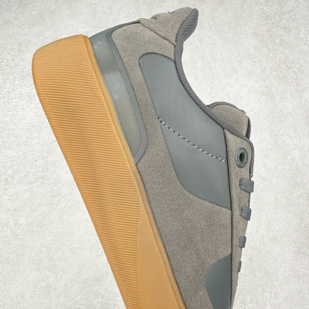 图片[6]-lululemon Cityverse 露露乐檬极简主义减震耐磨低帮生活休闲鞋 Cityverse将运动性能融入经典休闲鞋中，中底提供出色缓震，并贴合足部曲线，带来全天候的舒适感。鞋面采用两种材质拼接，且前半部分采用热熔压胶处理，无任何缝线，保留了鞋身整体性。模制泡沫的鞋垫带来上乘的脚感，在平日休闲穿着时不会磨脚，也能提供轻质软弹的效果。25年来，lululemon一直秉持“感受为先”的设计理念，并相信更好的感受带来更好的表现。此次男鞋的设计亦是如此。投入多年研究，针对男性在不同运动场景中的脚步形态设计了不同鞋履款式。同时，还进行了生物力学与形态学研究，为“他”带来更好的贴合度和感受。尺码：36 36.5 37.5 38 38.5 39 40 40.5 41 42 42.5 43 44 45-选品中心