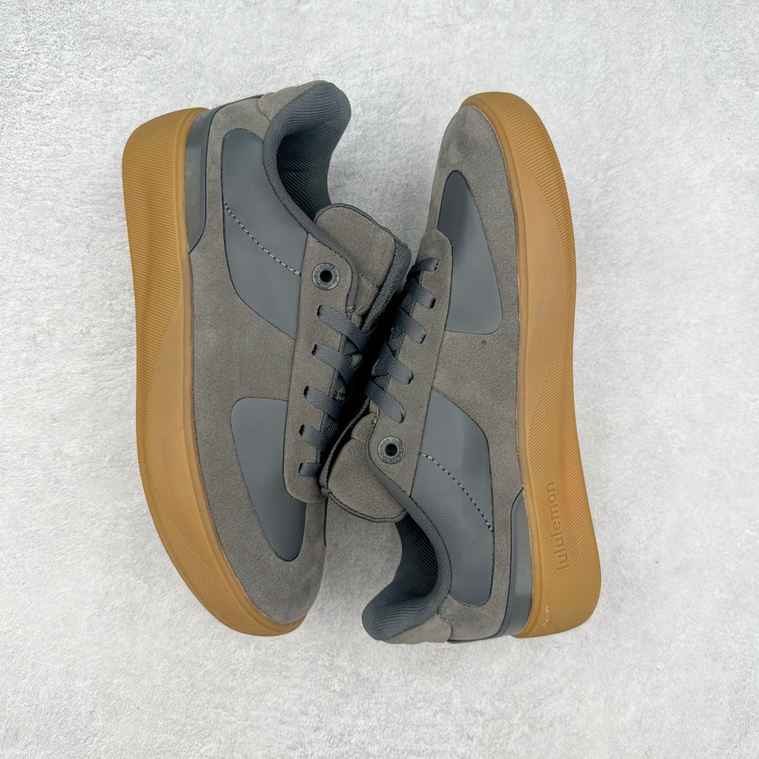 图片[3]-lululemon Cityverse 露露乐檬极简主义减震耐磨低帮生活休闲鞋 Cityverse将运动性能融入经典休闲鞋中，中底提供出色缓震，并贴合足部曲线，带来全天候的舒适感。鞋面采用两种材质拼接，且前半部分采用热熔压胶处理，无任何缝线，保留了鞋身整体性。模制泡沫的鞋垫带来上乘的脚感，在平日休闲穿着时不会磨脚，也能提供轻质软弹的效果。25年来，lululemon一直秉持“感受为先”的设计理念，并相信更好的感受带来更好的表现。此次男鞋的设计亦是如此。投入多年研究，针对男性在不同运动场景中的脚步形态设计了不同鞋履款式。同时，还进行了生物力学与形态学研究，为“他”带来更好的贴合度和感受。尺码：36 36.5 37.5 38 38.5 39 40 40.5 41 42 42.5 43 44 45-选品中心