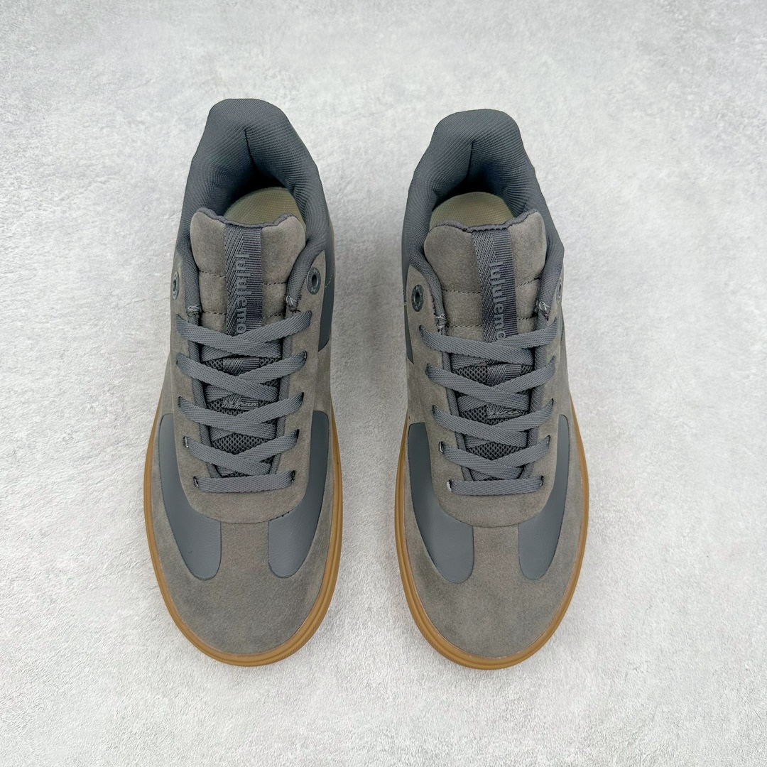 图片[2]-lululemon Cityverse 露露乐檬极简主义减震耐磨低帮生活休闲鞋 Cityverse将运动性能融入经典休闲鞋中，中底提供出色缓震，并贴合足部曲线，带来全天候的舒适感。鞋面采用两种材质拼接，且前半部分采用热熔压胶处理，无任何缝线，保留了鞋身整体性。模制泡沫的鞋垫带来上乘的脚感，在平日休闲穿着时不会磨脚，也能提供轻质软弹的效果。25年来，lululemon一直秉持“感受为先”的设计理念，并相信更好的感受带来更好的表现。此次男鞋的设计亦是如此。投入多年研究，针对男性在不同运动场景中的脚步形态设计了不同鞋履款式。同时，还进行了生物力学与形态学研究，为“他”带来更好的贴合度和感受。尺码：36 36.5 37.5 38 38.5 39 40 40.5 41 42 42.5 43 44 45-选品中心