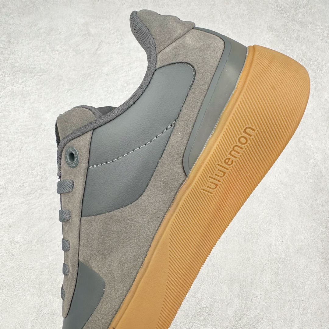 图片[7]-lululemon Cityverse 露露乐檬极简主义减震耐磨低帮生活休闲鞋 Cityverse将运动性能融入经典休闲鞋中，中底提供出色缓震，并贴合足部曲线，带来全天候的舒适感。鞋面采用两种材质拼接，且前半部分采用热熔压胶处理，无任何缝线，保留了鞋身整体性。模制泡沫的鞋垫带来上乘的脚感，在平日休闲穿着时不会磨脚，也能提供轻质软弹的效果。25年来，lululemon一直秉持“感受为先”的设计理念，并相信更好的感受带来更好的表现。此次男鞋的设计亦是如此。投入多年研究，针对男性在不同运动场景中的脚步形态设计了不同鞋履款式。同时，还进行了生物力学与形态学研究，为“他”带来更好的贴合度和感受。尺码：36 36.5 37.5 38 38.5 39 40 40.5 41 42 42.5 43 44 45-选品中心