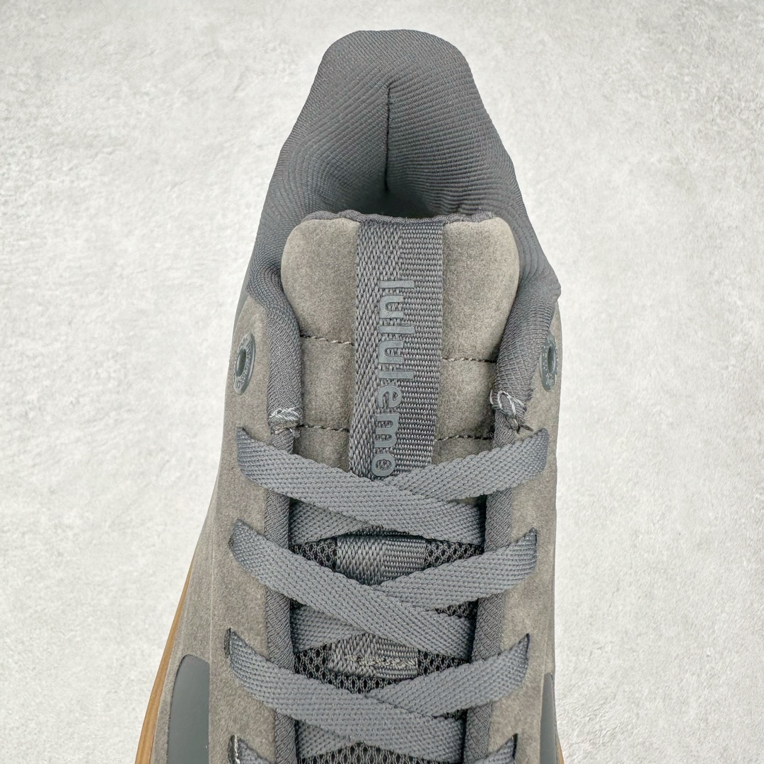 图片[5]-lululemon Cityverse 露露乐檬极简主义减震耐磨低帮生活休闲鞋 Cityverse将运动性能融入经典休闲鞋中，中底提供出色缓震，并贴合足部曲线，带来全天候的舒适感。鞋面采用两种材质拼接，且前半部分采用热熔压胶处理，无任何缝线，保留了鞋身整体性。模制泡沫的鞋垫带来上乘的脚感，在平日休闲穿着时不会磨脚，也能提供轻质软弹的效果。25年来，lululemon一直秉持“感受为先”的设计理念，并相信更好的感受带来更好的表现。此次男鞋的设计亦是如此。投入多年研究，针对男性在不同运动场景中的脚步形态设计了不同鞋履款式。同时，还进行了生物力学与形态学研究，为“他”带来更好的贴合度和感受。尺码：36 36.5 37.5 38 38.5 39 40 40.5 41 42 42.5 43 44 45-选品中心