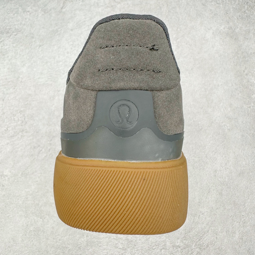 图片[8]-lululemon Cityverse 露露乐檬极简主义减震耐磨低帮生活休闲鞋 Cityverse将运动性能融入经典休闲鞋中，中底提供出色缓震，并贴合足部曲线，带来全天候的舒适感。鞋面采用两种材质拼接，且前半部分采用热熔压胶处理，无任何缝线，保留了鞋身整体性。模制泡沫的鞋垫带来上乘的脚感，在平日休闲穿着时不会磨脚，也能提供轻质软弹的效果。25年来，lululemon一直秉持“感受为先”的设计理念，并相信更好的感受带来更好的表现。此次男鞋的设计亦是如此。投入多年研究，针对男性在不同运动场景中的脚步形态设计了不同鞋履款式。同时，还进行了生物力学与形态学研究，为“他”带来更好的贴合度和感受。尺码：36 36.5 37.5 38 38.5 39 40 40.5 41 42 42.5 43 44 45-选品中心