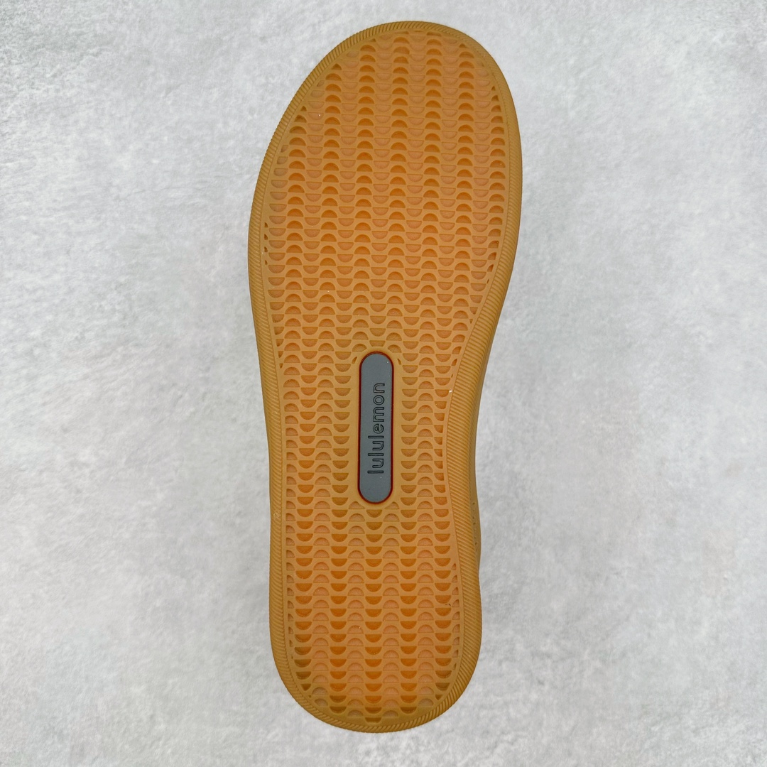 图片[9]-lululemon Cityverse 露露乐檬极简主义减震耐磨低帮生活休闲鞋 Cityverse将运动性能融入经典休闲鞋中，中底提供出色缓震，并贴合足部曲线，带来全天候的舒适感。鞋面采用两种材质拼接，且前半部分采用热熔压胶处理，无任何缝线，保留了鞋身整体性。模制泡沫的鞋垫带来上乘的脚感，在平日休闲穿着时不会磨脚，也能提供轻质软弹的效果。25年来，lululemon一直秉持“感受为先”的设计理念，并相信更好的感受带来更好的表现。此次男鞋的设计亦是如此。投入多年研究，针对男性在不同运动场景中的脚步形态设计了不同鞋履款式。同时，还进行了生物力学与形态学研究，为“他”带来更好的贴合度和感受。尺码：36 36.5 37.5 38 38.5 39 40 40.5 41 42 42.5 43 44 45-选品中心