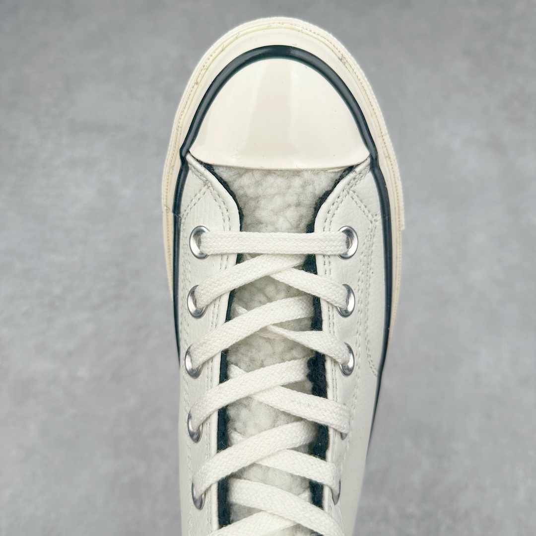 图片[4]-2024年匡威秋冬季新款 这款Converse 1970S 经典黑/白小牛皮加上羊羔毛真是冬季匡威狂热者的福音！鞋面搭配1970S经典配色，鞋舌面和内里包裹上保暖性极强的上等羊羔毛、经典保暖又不平凡！是畏冷者的最爱！在寒冷的冬季你也可以勇敢秀出你的匡威！ 黑色货号：172364C 白色货号：172365C 尺码：35-44（36.5 37.5 41.5 42.5）-选品中心