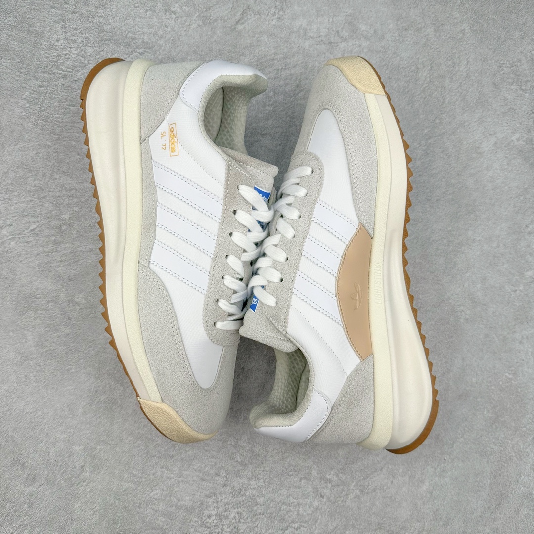 图片[3]-AD SL72 RS系列德训足球风百搭低帮休闲运动板鞋 阿迪达斯Originals推出复古「T头鞋」造型的SL72鞋款复刻，有男女两款可选。男生款为SL72RS，鞋型挺立饱满，鞋底增加高度，采用麂皮与布面制作，符合复古氛围；女生款为SL72OGW，致敬经典款式，鞋身纤细，还原70年代设计，以绿色呈现，点缀金色细节。多款配色可选。「T 头鞋」这两年有多火大家见到了吧？明星、穿搭博主几乎人手一双，凭借复古味的外观，以及亲民的价格，同样成为了不少球鞋玩家日常上脚首选。近日 adidas Originals 将有「T 头鞋」造型的诞生于 1972 年的 SL72 鞋款复刻带回，各位买鞋又有新选择了。1972 年 SL72 问世后，引领了后来阿迪达斯的跑鞋发展方向，其中「SL」代表了 Super Light，彰显了产品轻便的特性。1972 年 SL72 问世后，引领了后来阿迪达斯的跑鞋发展方向，其中「SL」代表了 Super Light，彰显了产品轻便的特性。这次 adidas Originals 延续其轻质经典的基因，带来男女两款 SL72。男生款带来 SL72 RS 鞋型，RS 意为 Reshaped（重塑），鞋款在保留了经典的外观基础上，在尼龙材质里增加了填充物，使鞋型更加挺立和饱满，鞋头则更加圆润，鞋底的 EVA 材质则增加了鞋款的高度。女生款则带来 SL72 OG W 鞋型，OG 顾名思义则是致敬经典款式，相较于 RS（Reshaped）鞋款，鞋身更加纤细，其整体鞋身轮廓、线条、细节、材质上尊崇 70 年代 SL72 的设计，还原经典味道。尺码：36 36⅔ 37⅓ 38 38⅔ 39⅓ 40 40⅔ 41⅓ 42 42⅔ 43⅓ 44 44⅔ 45-选品中心