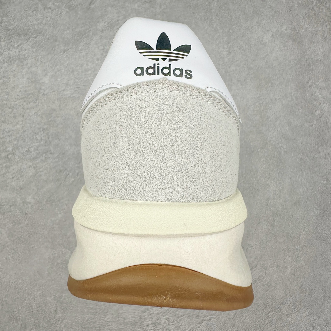 图片[8]-AD SL72 RS系列德训足球风百搭低帮休闲运动板鞋 阿迪达斯Originals推出复古「T头鞋」造型的SL72鞋款复刻，有男女两款可选。男生款为SL72RS，鞋型挺立饱满，鞋底增加高度，采用麂皮与布面制作，符合复古氛围；女生款为SL72OGW，致敬经典款式，鞋身纤细，还原70年代设计，以绿色呈现，点缀金色细节。多款配色可选。「T 头鞋」这两年有多火大家见到了吧？明星、穿搭博主几乎人手一双，凭借复古味的外观，以及亲民的价格，同样成为了不少球鞋玩家日常上脚首选。近日 adidas Originals 将有「T 头鞋」造型的诞生于 1972 年的 SL72 鞋款复刻带回，各位买鞋又有新选择了。1972 年 SL72 问世后，引领了后来阿迪达斯的跑鞋发展方向，其中「SL」代表了 Super Light，彰显了产品轻便的特性。1972 年 SL72 问世后，引领了后来阿迪达斯的跑鞋发展方向，其中「SL」代表了 Super Light，彰显了产品轻便的特性。这次 adidas Originals 延续其轻质经典的基因，带来男女两款 SL72。男生款带来 SL72 RS 鞋型，RS 意为 Reshaped（重塑），鞋款在保留了经典的外观基础上，在尼龙材质里增加了填充物，使鞋型更加挺立和饱满，鞋头则更加圆润，鞋底的 EVA 材质则增加了鞋款的高度。女生款则带来 SL72 OG W 鞋型，OG 顾名思义则是致敬经典款式，相较于 RS（Reshaped）鞋款，鞋身更加纤细，其整体鞋身轮廓、线条、细节、材质上尊崇 70 年代 SL72 的设计，还原经典味道。尺码：36 36⅔ 37⅓ 38 38⅔ 39⅓ 40 40⅔ 41⅓ 42 42⅔ 43⅓ 44 44⅔ 45-选品中心