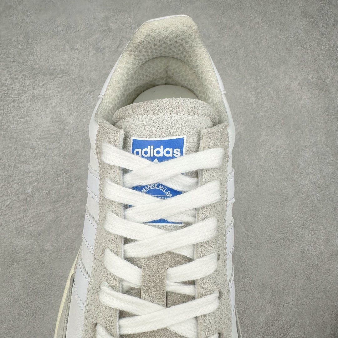 图片[5]-AD SL72 RS系列德训足球风百搭低帮休闲运动板鞋 阿迪达斯Originals推出复古「T头鞋」造型的SL72鞋款复刻，有男女两款可选。男生款为SL72RS，鞋型挺立饱满，鞋底增加高度，采用麂皮与布面制作，符合复古氛围；女生款为SL72OGW，致敬经典款式，鞋身纤细，还原70年代设计，以绿色呈现，点缀金色细节。多款配色可选。「T 头鞋」这两年有多火大家见到了吧？明星、穿搭博主几乎人手一双，凭借复古味的外观，以及亲民的价格，同样成为了不少球鞋玩家日常上脚首选。近日 adidas Originals 将有「T 头鞋」造型的诞生于 1972 年的 SL72 鞋款复刻带回，各位买鞋又有新选择了。1972 年 SL72 问世后，引领了后来阿迪达斯的跑鞋发展方向，其中「SL」代表了 Super Light，彰显了产品轻便的特性。1972 年 SL72 问世后，引领了后来阿迪达斯的跑鞋发展方向，其中「SL」代表了 Super Light，彰显了产品轻便的特性。这次 adidas Originals 延续其轻质经典的基因，带来男女两款 SL72。男生款带来 SL72 RS 鞋型，RS 意为 Reshaped（重塑），鞋款在保留了经典的外观基础上，在尼龙材质里增加了填充物，使鞋型更加挺立和饱满，鞋头则更加圆润，鞋底的 EVA 材质则增加了鞋款的高度。女生款则带来 SL72 OG W 鞋型，OG 顾名思义则是致敬经典款式，相较于 RS（Reshaped）鞋款，鞋身更加纤细，其整体鞋身轮廓、线条、细节、材质上尊崇 70 年代 SL72 的设计，还原经典味道。尺码：36 36⅔ 37⅓ 38 38⅔ 39⅓ 40 40⅔ 41⅓ 42 42⅔ 43⅓ 44 44⅔ 45-选品中心