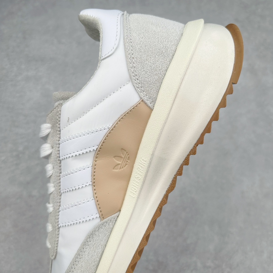 图片[7]-AD SL72 RS系列德训足球风百搭低帮休闲运动板鞋 阿迪达斯Originals推出复古「T头鞋」造型的SL72鞋款复刻，有男女两款可选。男生款为SL72RS，鞋型挺立饱满，鞋底增加高度，采用麂皮与布面制作，符合复古氛围；女生款为SL72OGW，致敬经典款式，鞋身纤细，还原70年代设计，以绿色呈现，点缀金色细节。多款配色可选。「T 头鞋」这两年有多火大家见到了吧？明星、穿搭博主几乎人手一双，凭借复古味的外观，以及亲民的价格，同样成为了不少球鞋玩家日常上脚首选。近日 adidas Originals 将有「T 头鞋」造型的诞生于 1972 年的 SL72 鞋款复刻带回，各位买鞋又有新选择了。1972 年 SL72 问世后，引领了后来阿迪达斯的跑鞋发展方向，其中「SL」代表了 Super Light，彰显了产品轻便的特性。1972 年 SL72 问世后，引领了后来阿迪达斯的跑鞋发展方向，其中「SL」代表了 Super Light，彰显了产品轻便的特性。这次 adidas Originals 延续其轻质经典的基因，带来男女两款 SL72。男生款带来 SL72 RS 鞋型，RS 意为 Reshaped（重塑），鞋款在保留了经典的外观基础上，在尼龙材质里增加了填充物，使鞋型更加挺立和饱满，鞋头则更加圆润，鞋底的 EVA 材质则增加了鞋款的高度。女生款则带来 SL72 OG W 鞋型，OG 顾名思义则是致敬经典款式，相较于 RS（Reshaped）鞋款，鞋身更加纤细，其整体鞋身轮廓、线条、细节、材质上尊崇 70 年代 SL72 的设计，还原经典味道。尺码：36 36⅔ 37⅓ 38 38⅔ 39⅓ 40 40⅔ 41⅓ 42 42⅔ 43⅓ 44 44⅔ 45-选品中心